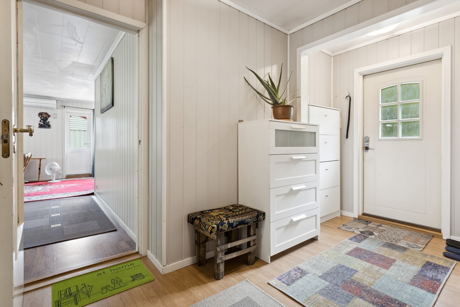 Innenfor møtes man av en lys og koselig entrè Galleribilde