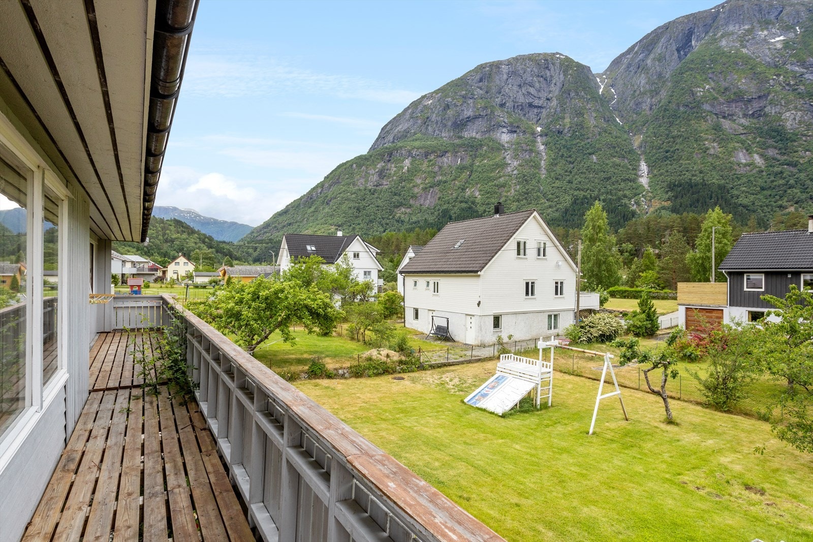 Det er altan langs hele nedsiden av huset, utenfor stue og hovedsoverommet Galleribilde