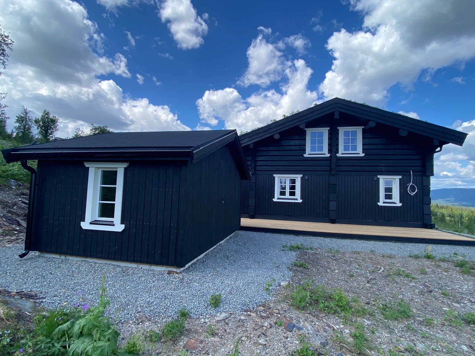 Terrasse tilrettelagt for stamp/jacuzzi. Direkte utgang/inngang til bad med sauna. Bod på ca 13M2. Galleribilde