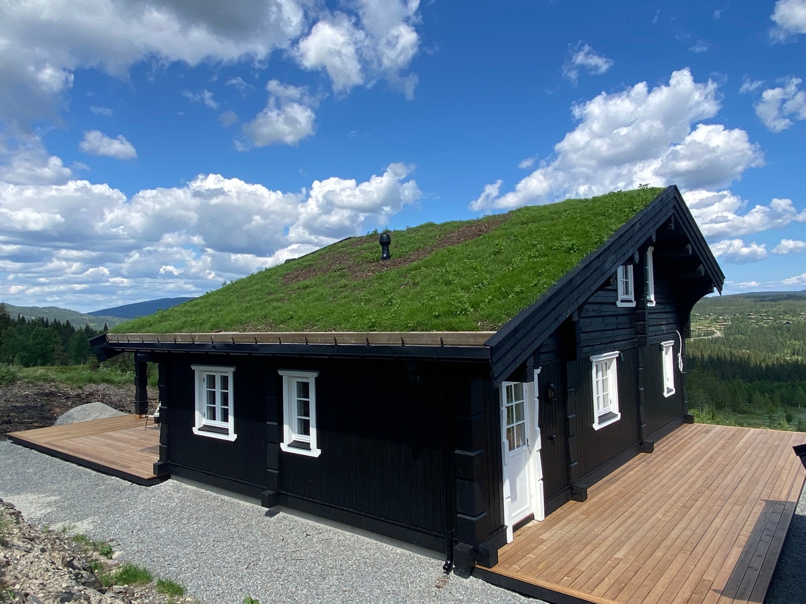 Terrasse tilrettelagt for stamp/jacuzzi. Direkte utgang/inngang til bad med sauna. Galleribilde