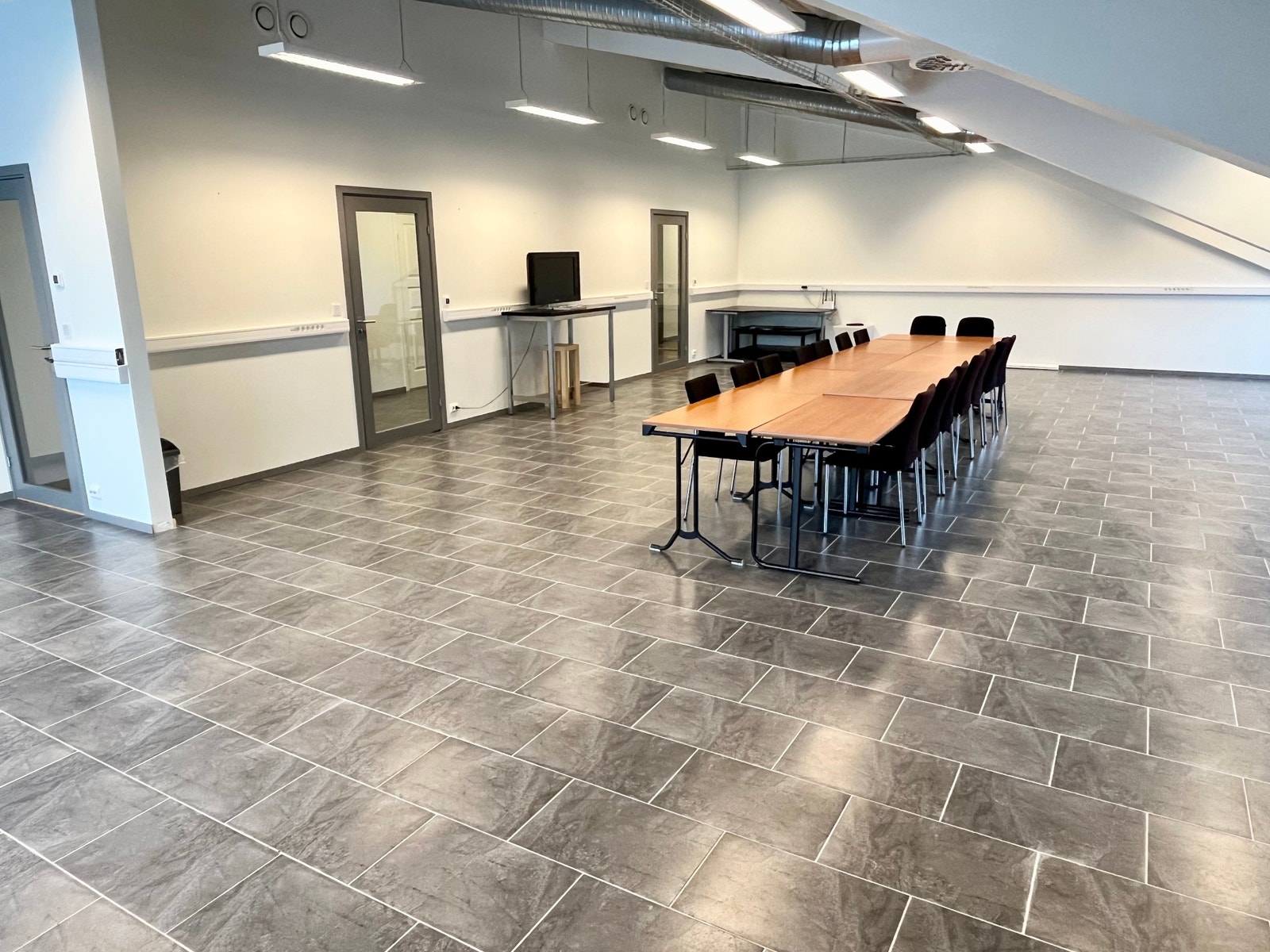 Fint rom godt egnet til f.eks undervisning, Tilgang til 2 stk egne terrasser. Galleribilde