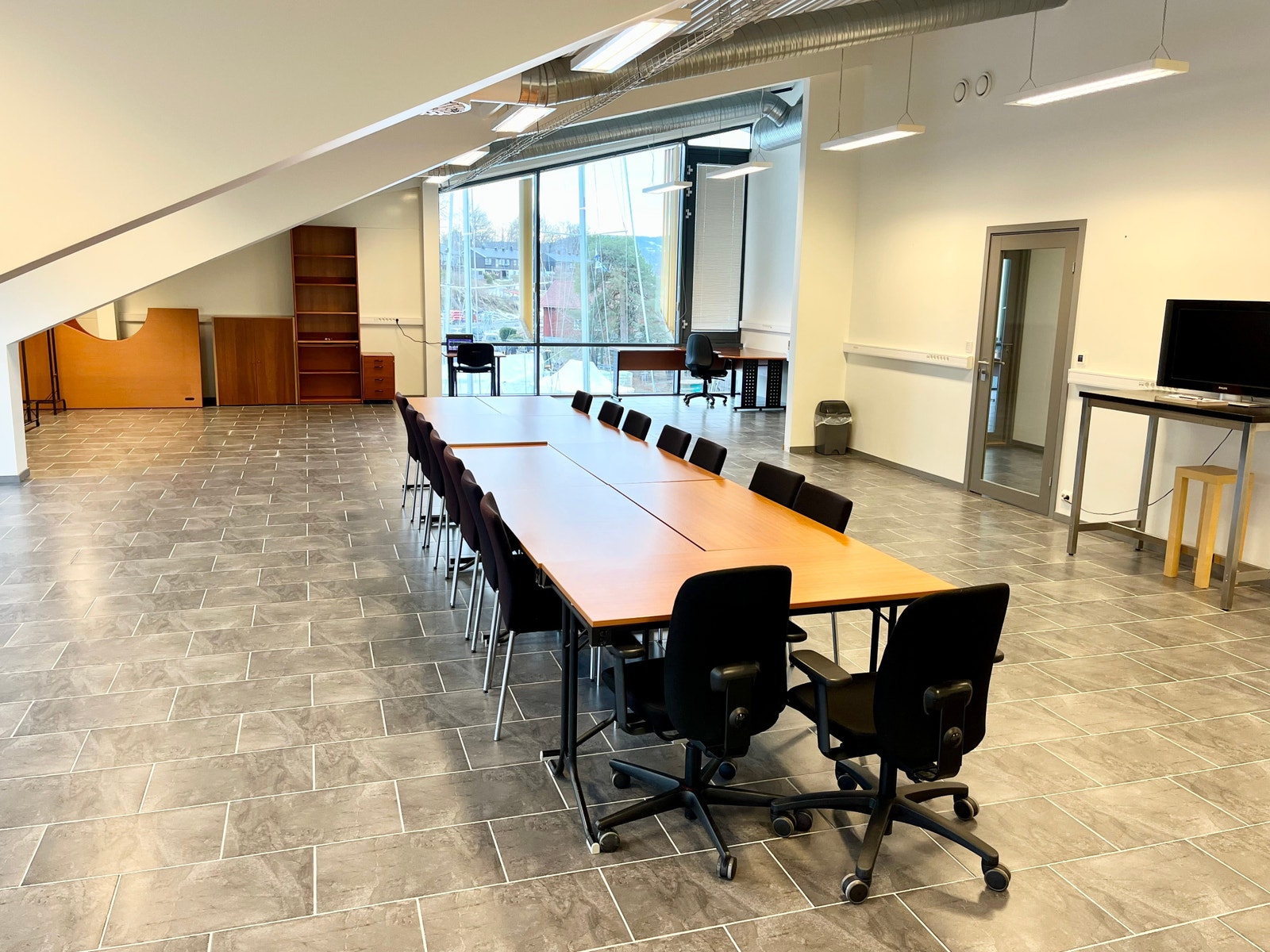 Fint rom godt egnet til f.eks undervisning, Tilgang til 2 stk egne terrasser. Galleribilde