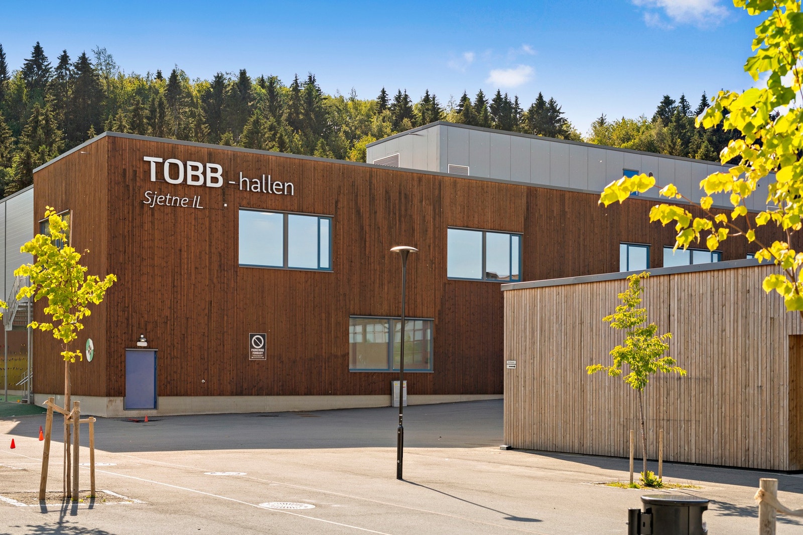 Sjetnehallen og sjetne kunstgress med aktiviteter for store og små. Galleribilde