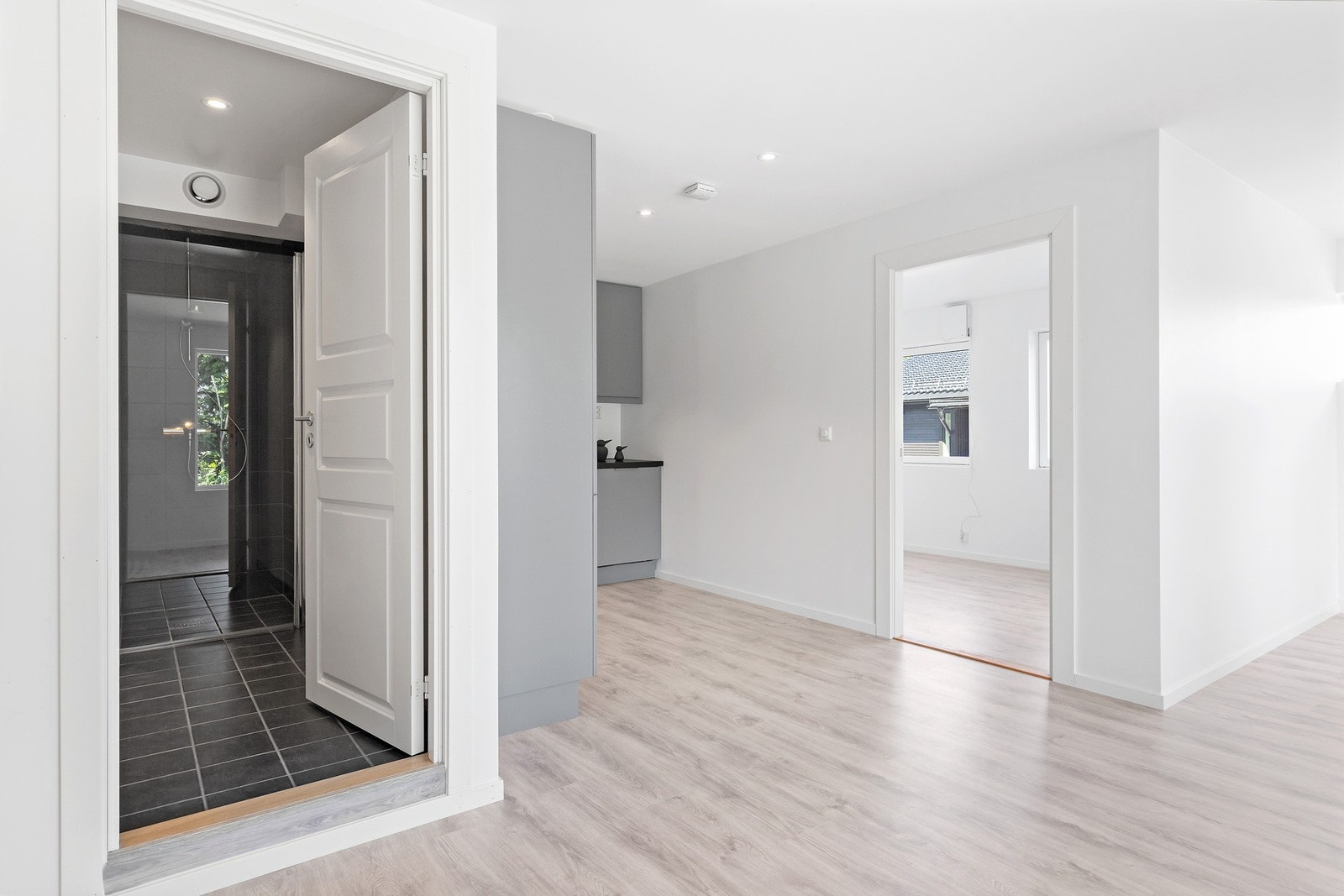 Leiligheten holder en høy standard med flott laminat gulv og downlights i alle rom. Galleribilde