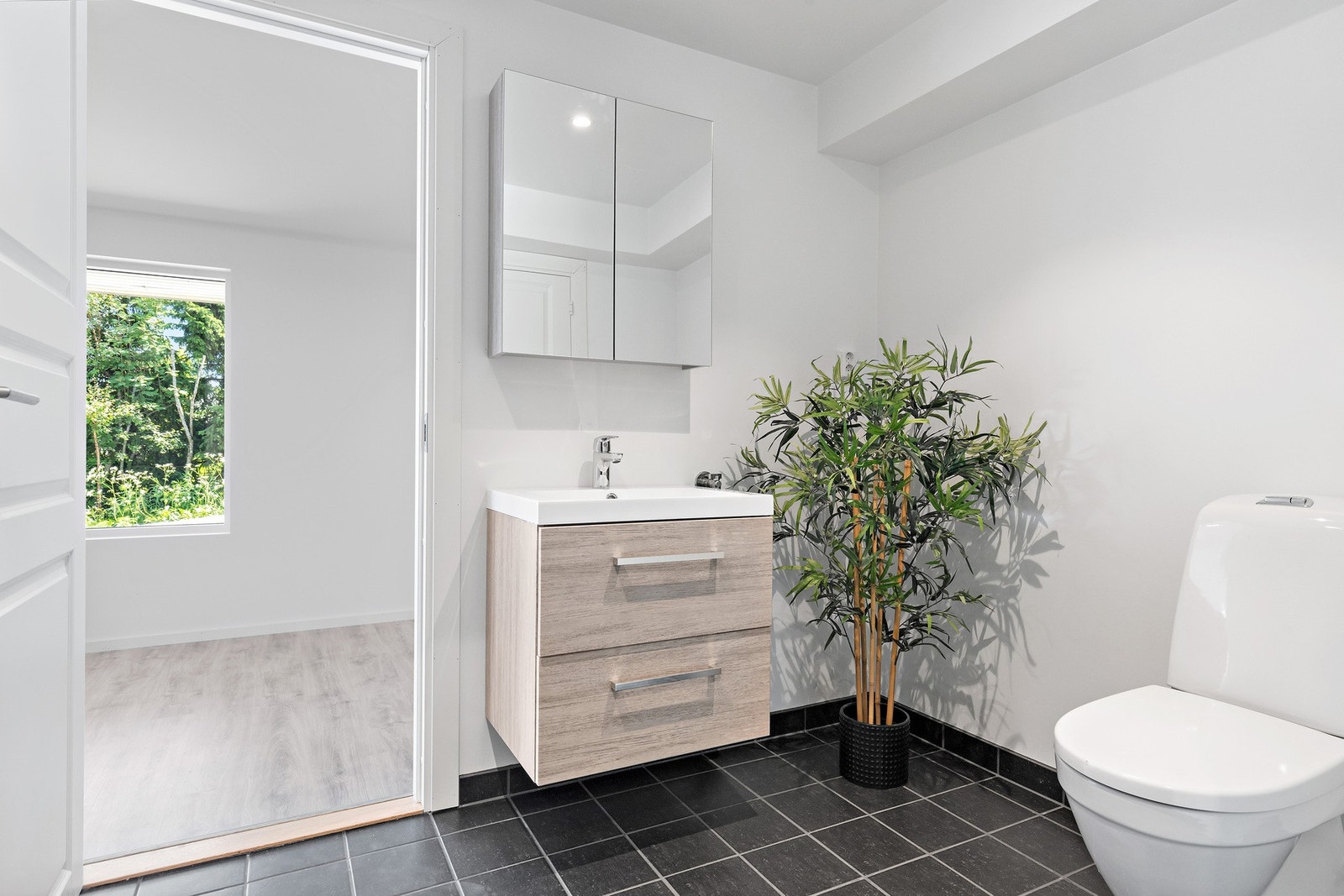 Det er opplegg for vaskemaskin på badet. Galleribilde