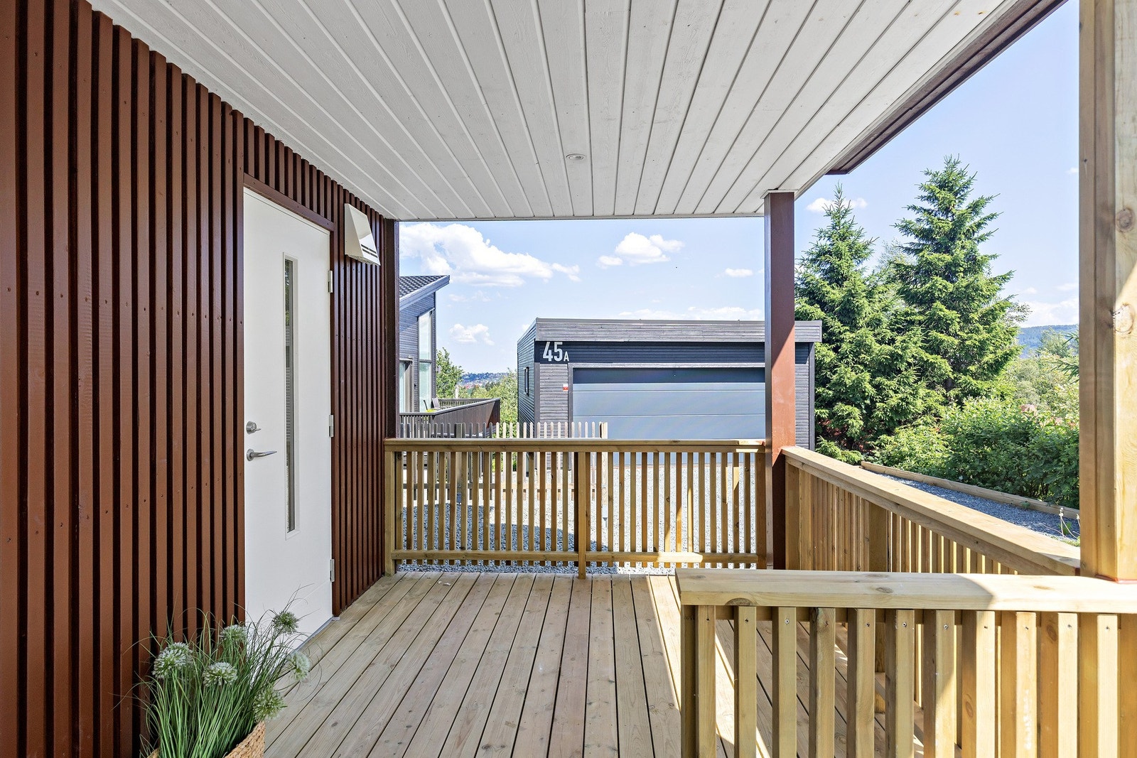 Privat inngangsparti med flott terrasse som kan innredes med utemøbler og grill. Galleribilde