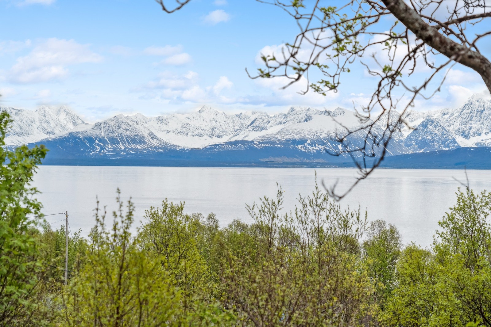 Utsikt til Grøtsundet med Lyngsalpene i bakgrunnen Galleribilde