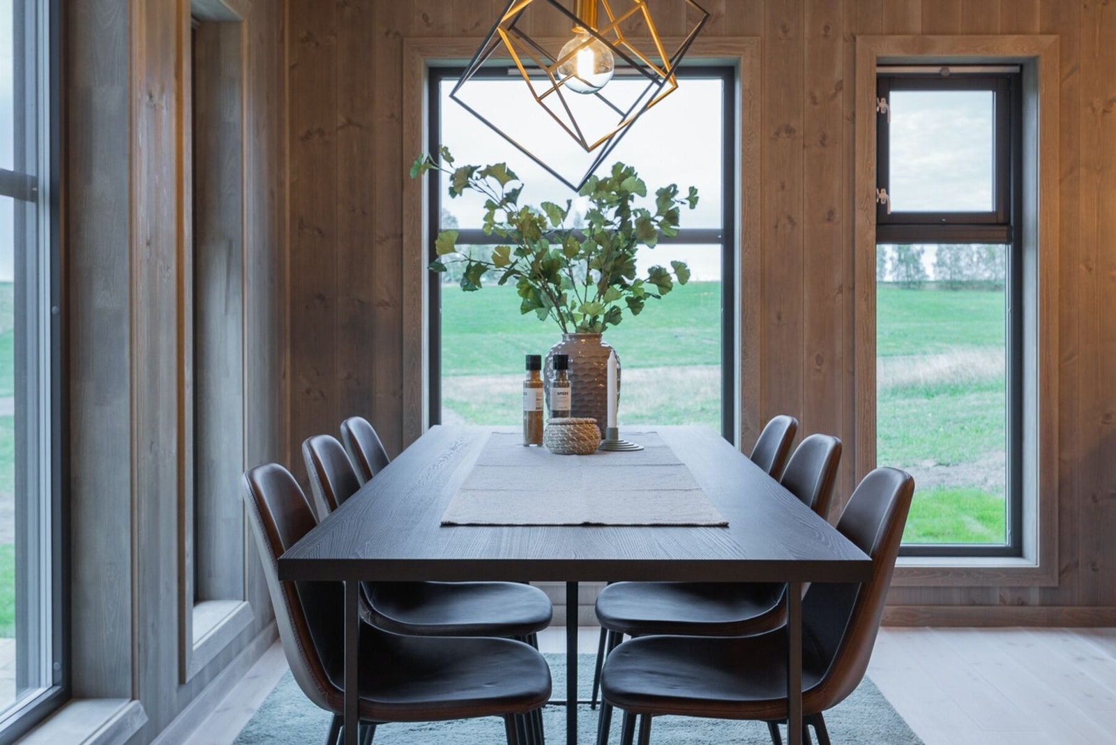 Plass nok til storfamilie og venner.
Foto fra visningshytte på Hellerudsletta. Galleribilde