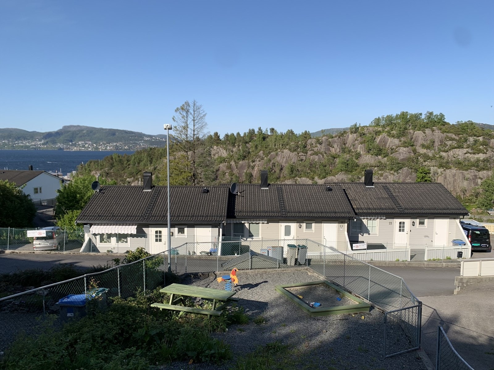 Flott lekeplass like ved boligen Galleribilde