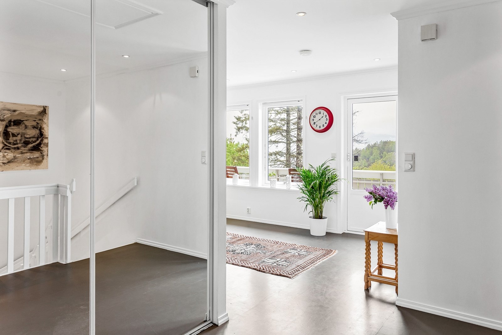 Skyvedørsgarderobe med speil i gang Galleribilde