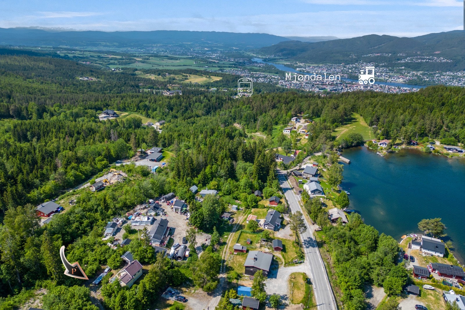 Hytta ligger idyllisk og usjenert til, omgitt av vakker skog. Galleribilde