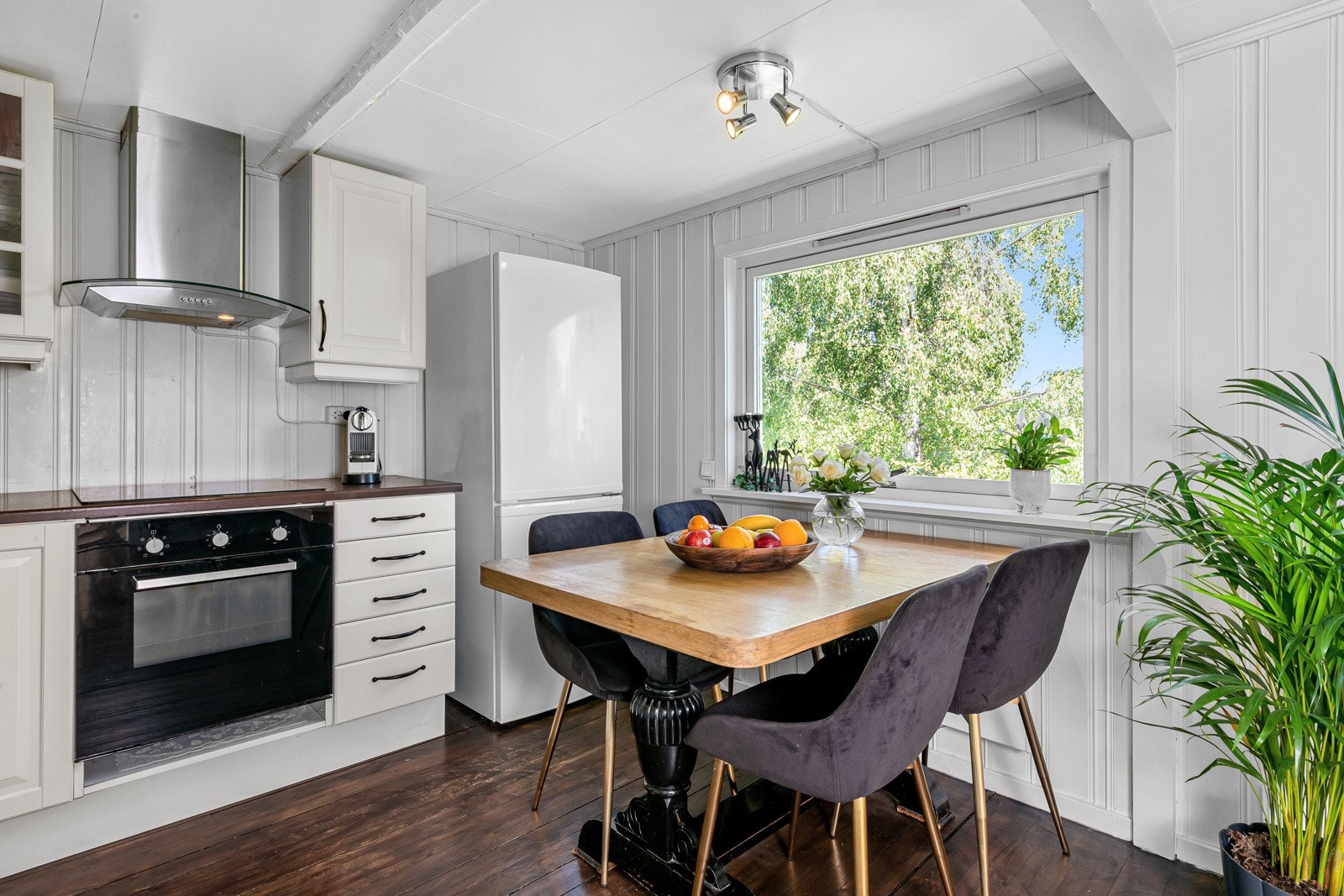 Koketopp og stekeovn er integrert, og over er det avtrekk ut fra ventilator. Kjøkkenet har også opplegg for oppvaskmaskin og plass til kjøleskap. Galleribilde