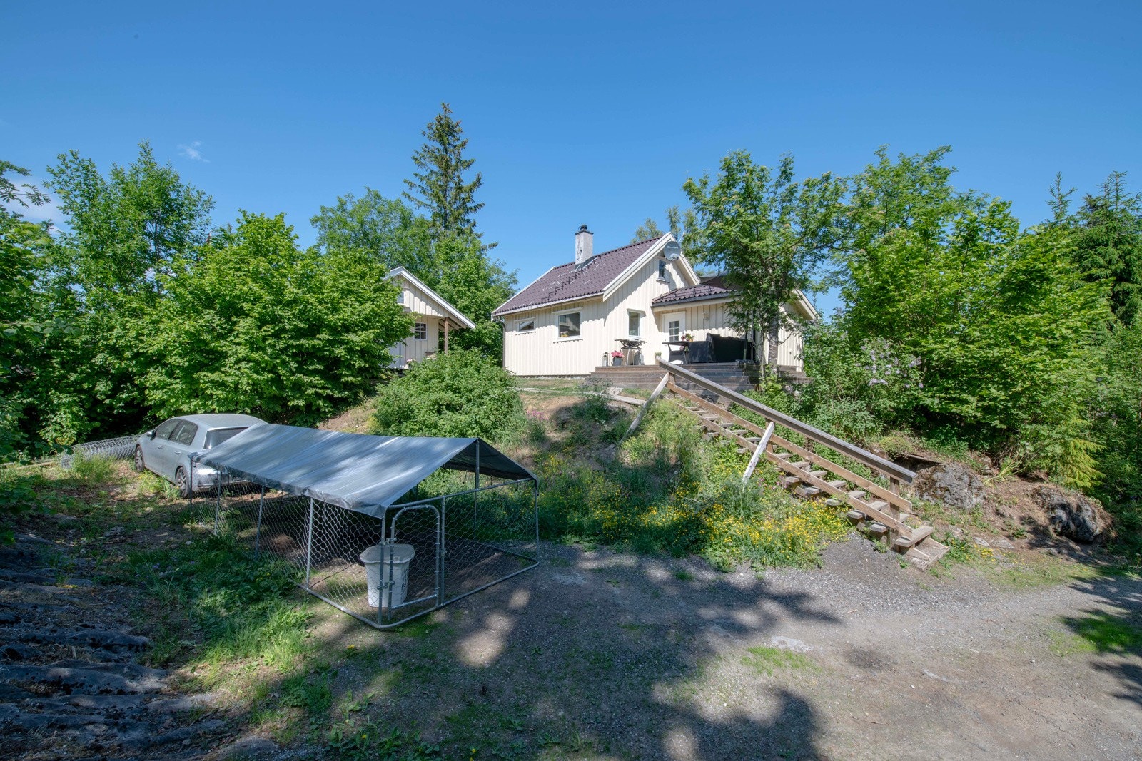 Tomten er terrassert og har gode parkeringsmuligheter på nedre plan. Galleribilde