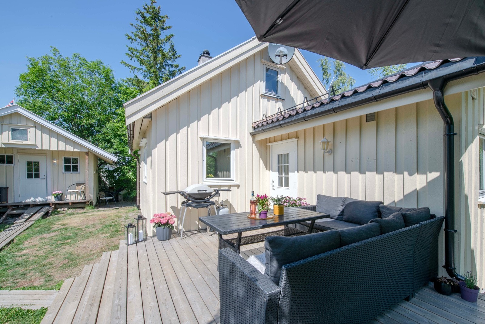 Ved hytta er det en koselig terrasse på ca. 14 kvm ved inngangspartiet. Galleribilde