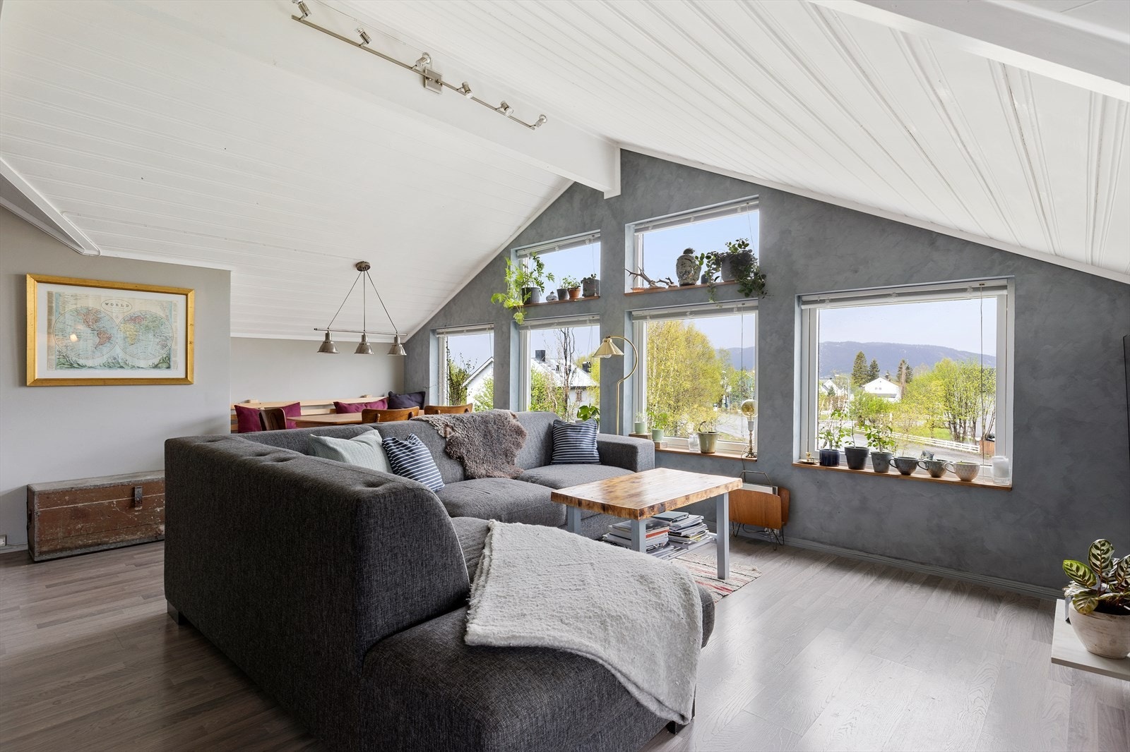 Dette er en innbydende selveierleilighet i toppetasjen med flott utsikt! Galleribilde