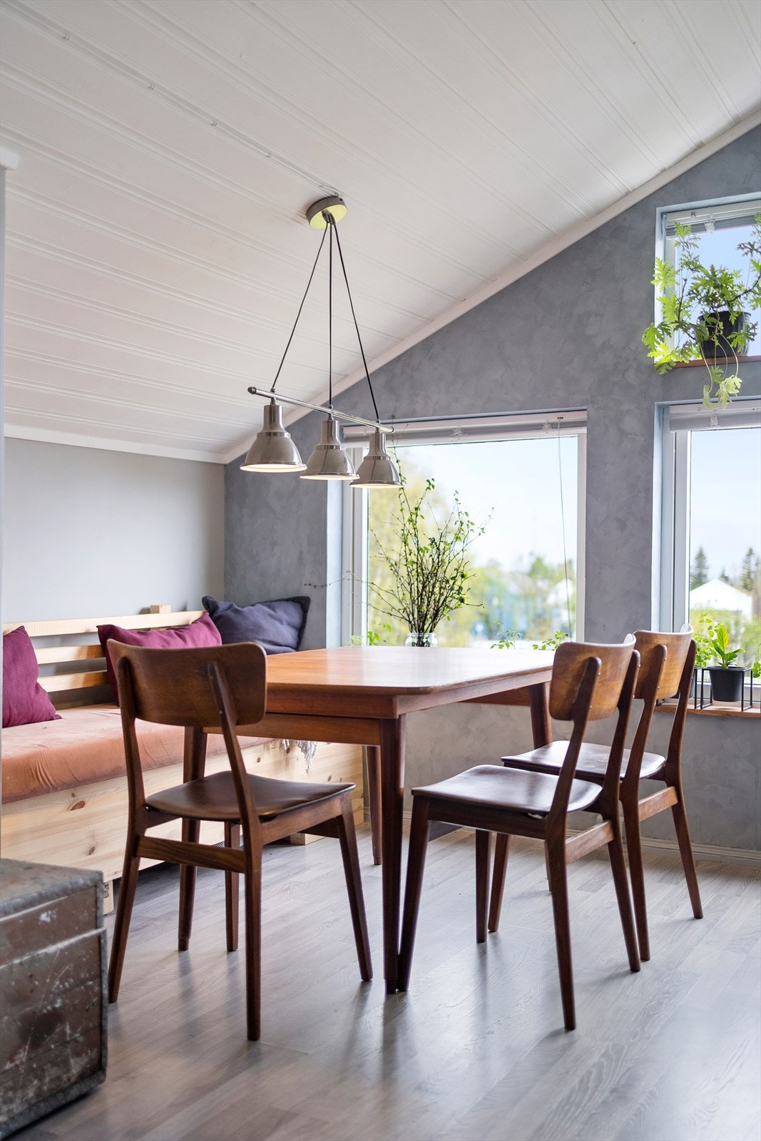 Fra spisestuen kan man nyte en fantastisk utsikt over Båsmofjellet og Snøfjellet. Galleribilde