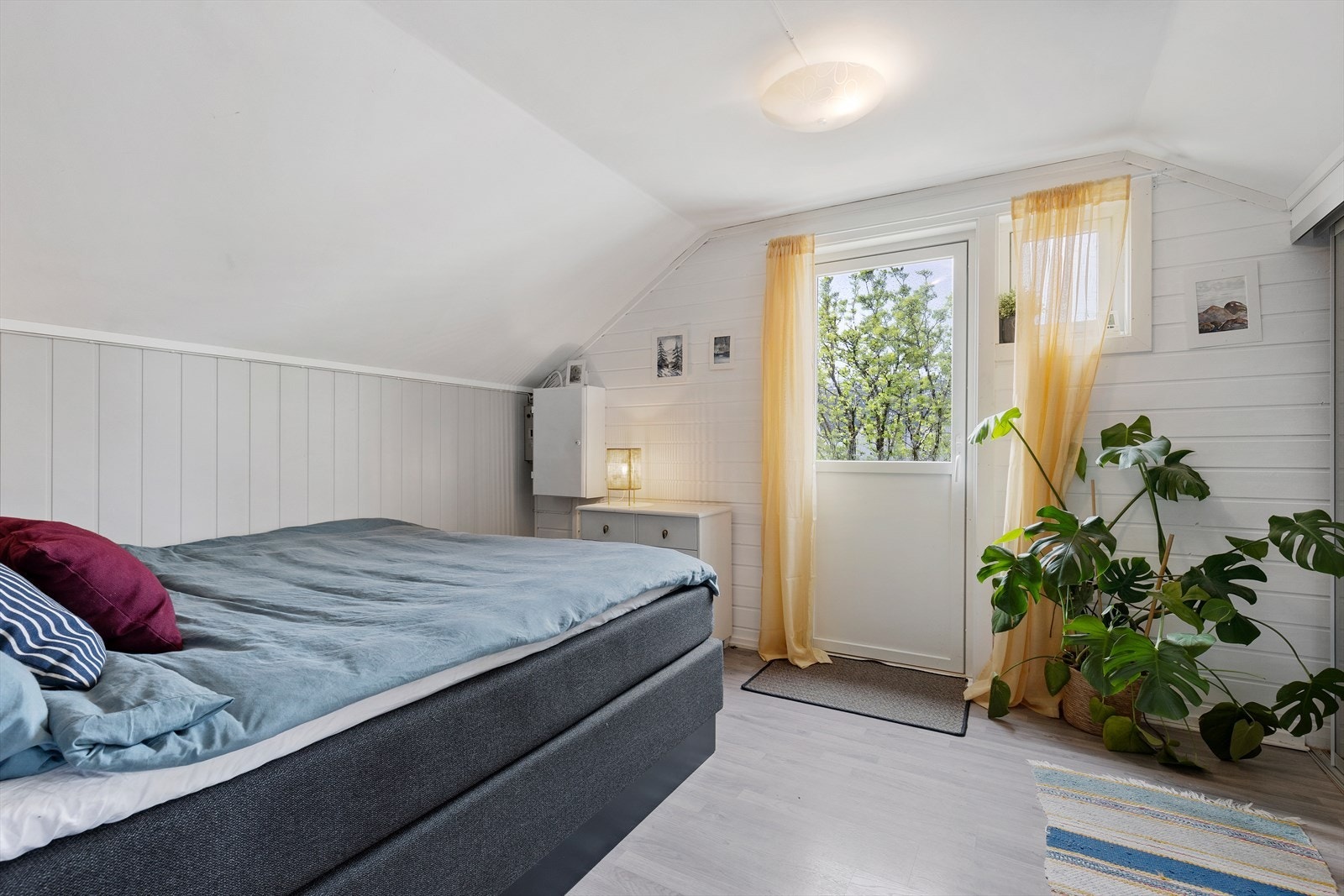 På soverommet er det montert en smart skyvedørsgarderobe. Ellers har leiligheten godt med lagring i knevegger og boder. Galleribilde