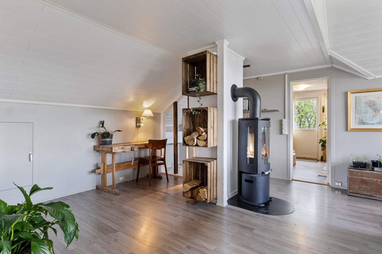 For oppvarming av leiligheten er det montert inn varmepumpe og varmekabler på bad. I tillegg er det vedfyrt peis for ekstra varme og kos. Galleribilde
