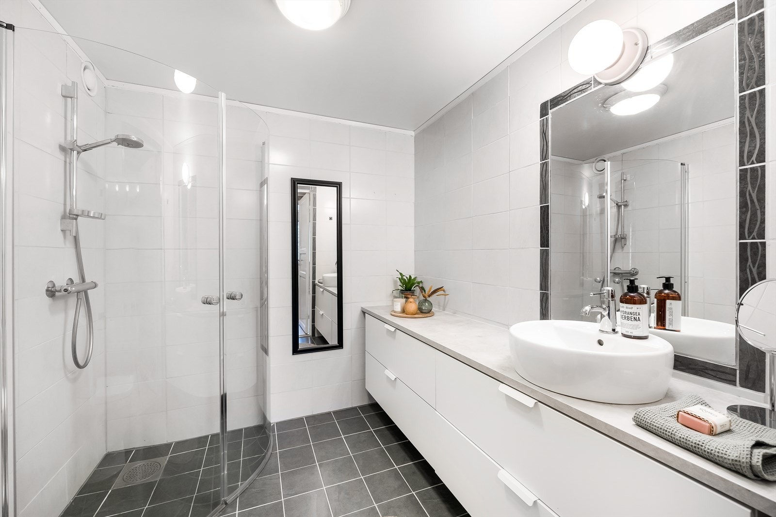 Flott bad m/wc, dusjhjørne og servant m/dype skuffer. Galleribilde