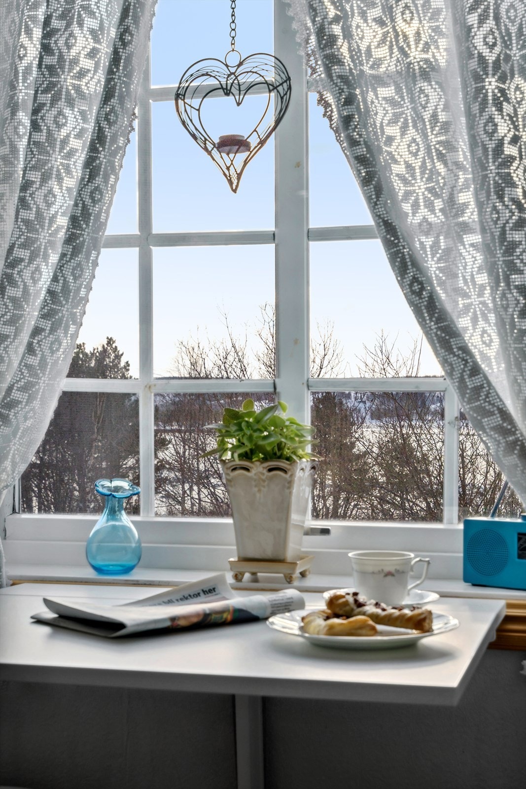 Det er plass til et lite klaffbord ved vinduet, perfekt til å nyte frokosten Galleribilde