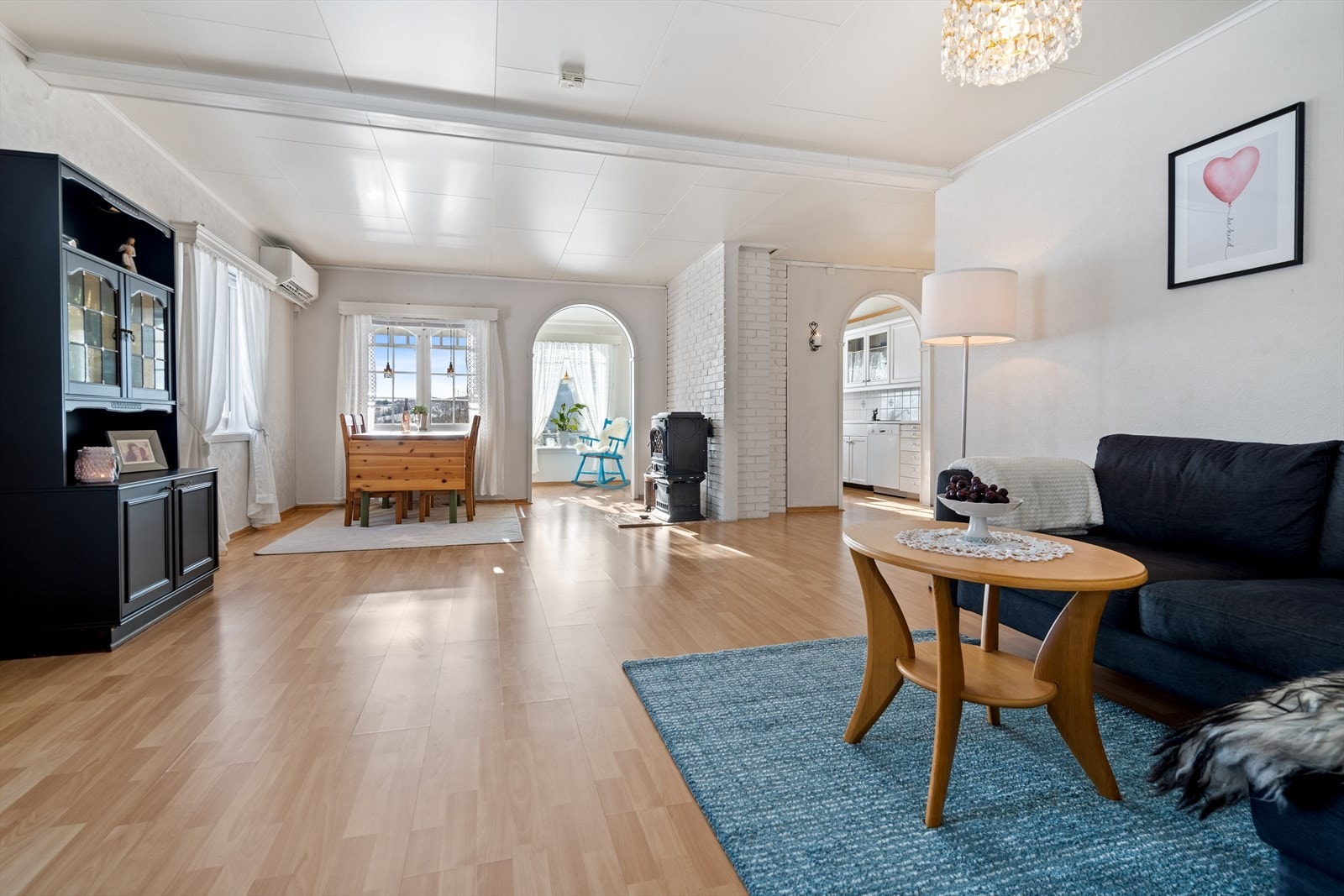 Midt i stuen er det en vedovn som varmer ekstra på kaldere dager - i tillegg til varmepumpe montert november 2022 Galleribilde