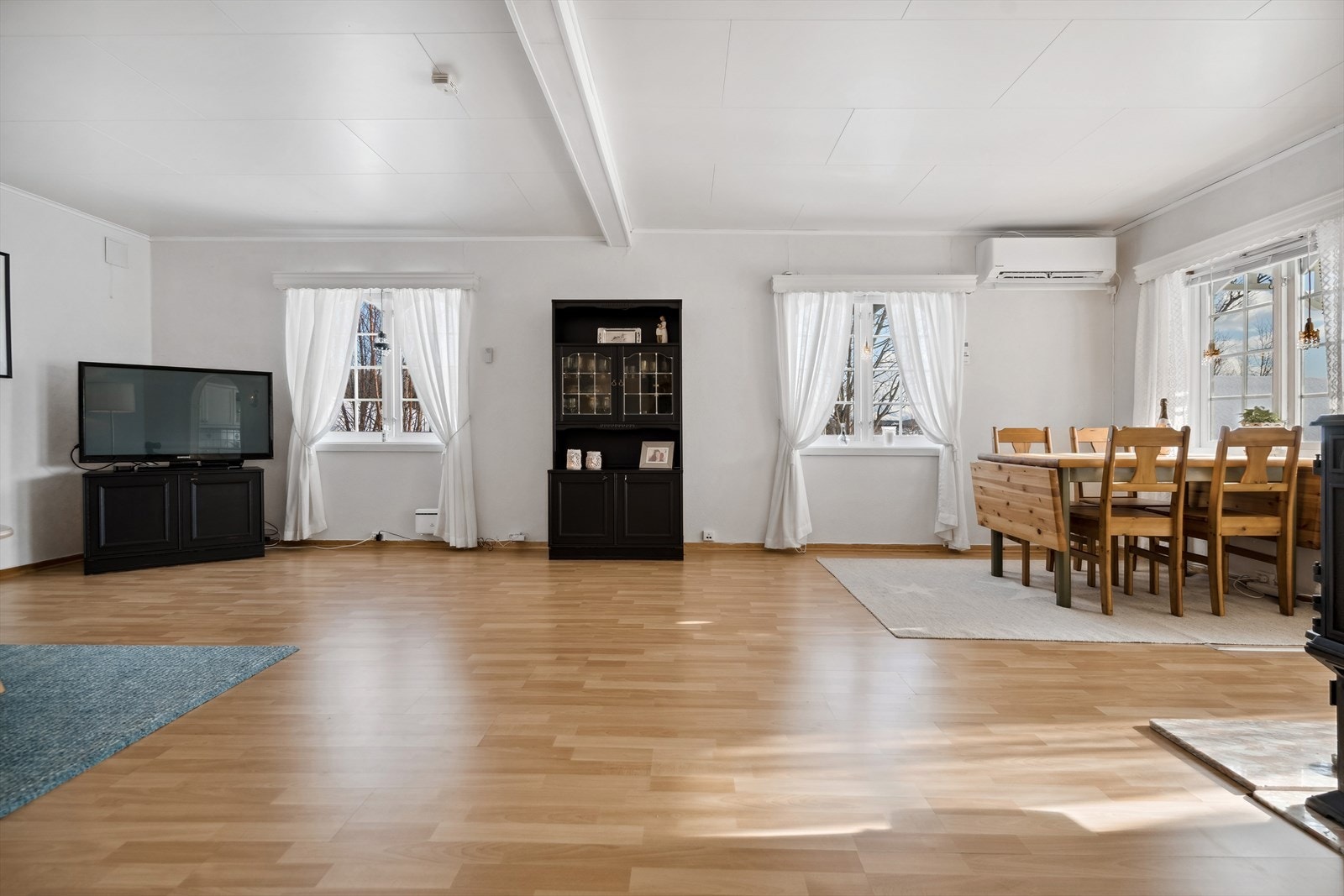 Gode vindusflater slipper inn rikelig med naturlig lys Galleribilde