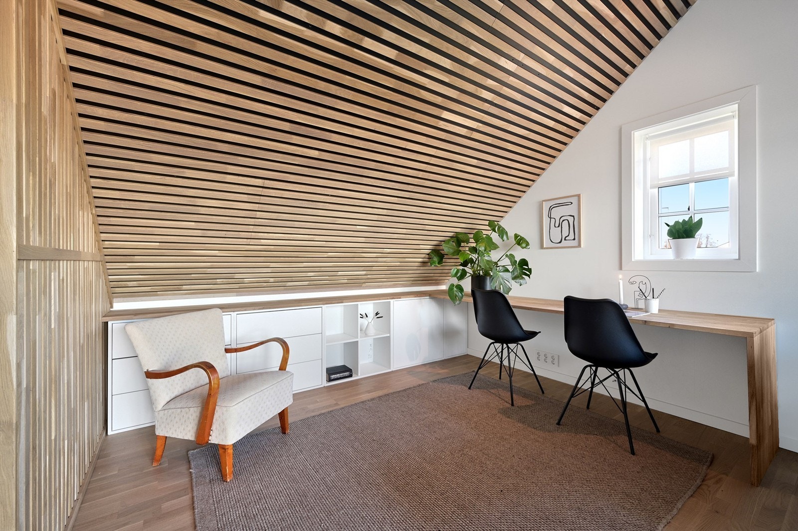 Loftsetasjen gir huset enorme bruksmuligheter for deg som har barn og ungdommer i hus - eller for deg som har hjemmekontor Galleribilde