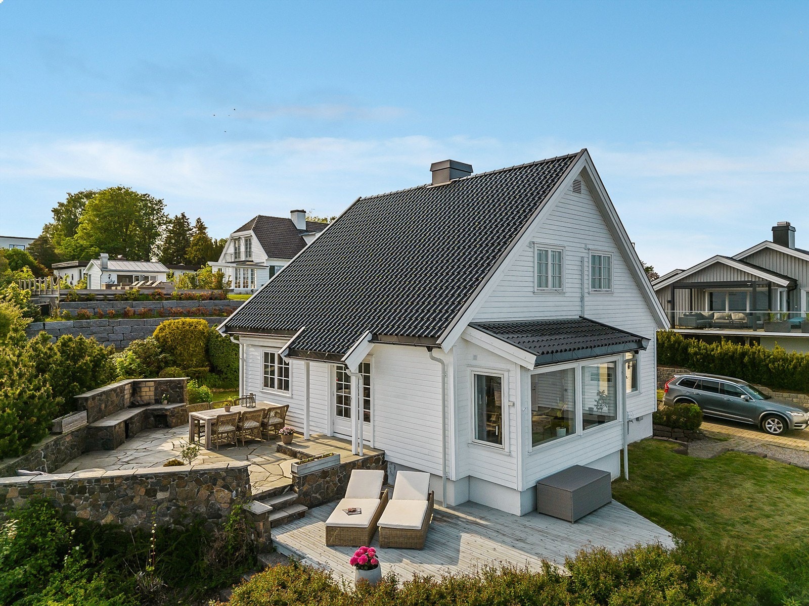 Eiendommen ligger høyt, fritt og solrikt, hvor nabolaget på nedsiden er svakt skrående mot sjøen. Dette bidrar til en flott utsikt om man befinner seg i huset, på terrassen eller i hagen! Galleribilde