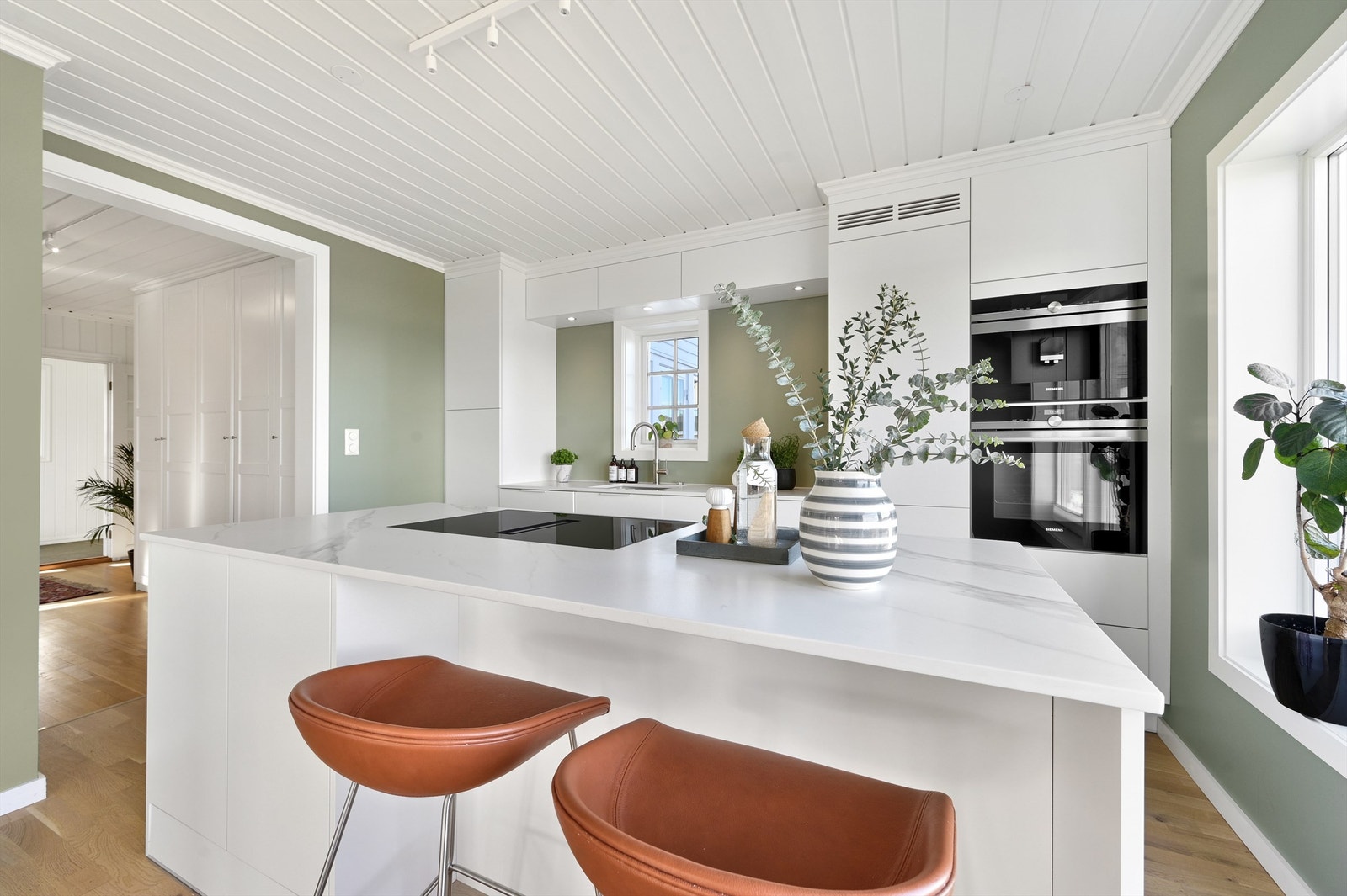 Platetopp med integrert ventilator og Dekton benkeplate Galleribilde