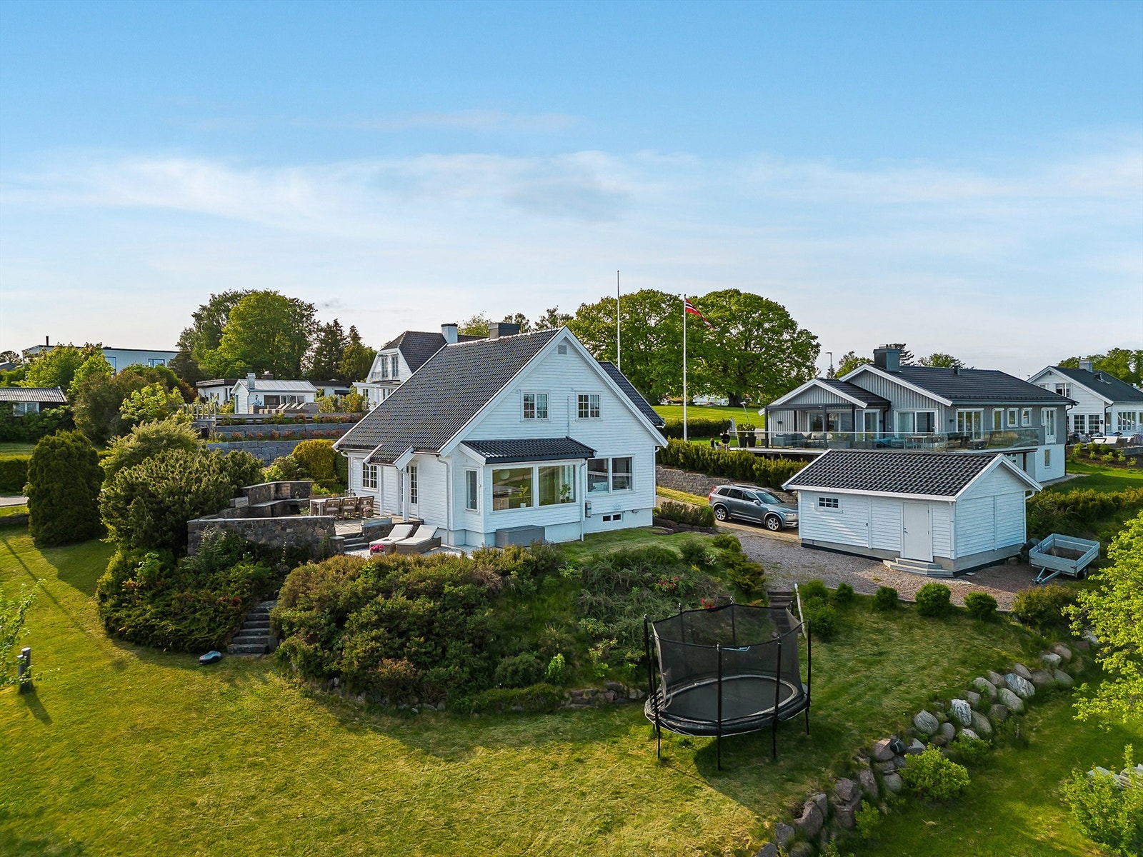 Eiendommen har 1 mål eiet tomt, svært gode solforhold med solen fra tidlig morgen til kveld, og ikke minst en fantastisk nærhet til sjøen! Galleribilde