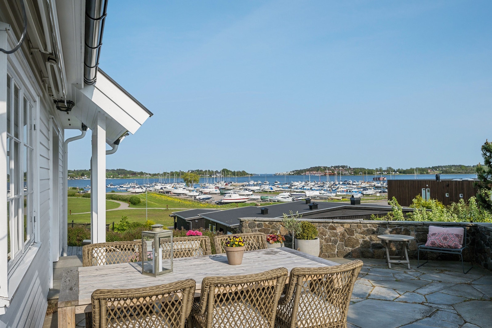 Solrik og sjønær eiendom med nydelig utsikt i et attraktivt villaområde på Rosanes Galleribilde