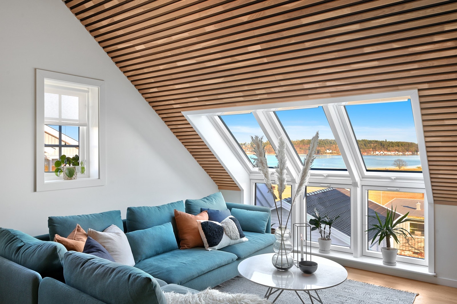 Tøffe vinder i loftsetasjen gir fantastisk lys i etasjen og ikke minst flott utsikt! Galleribilde