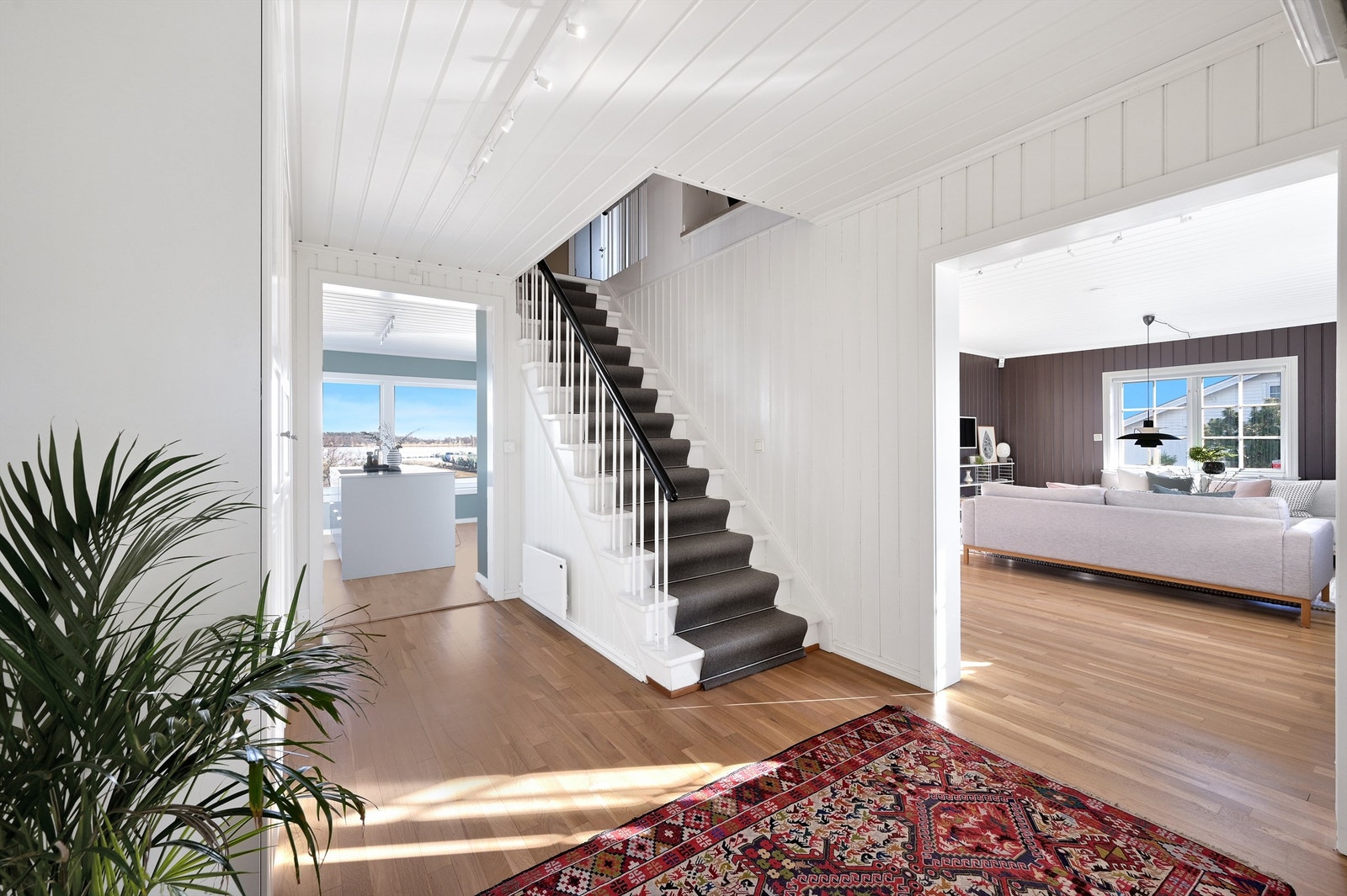 Romslig hall som er knutepunktet til rommene i denne etasjen Galleribilde