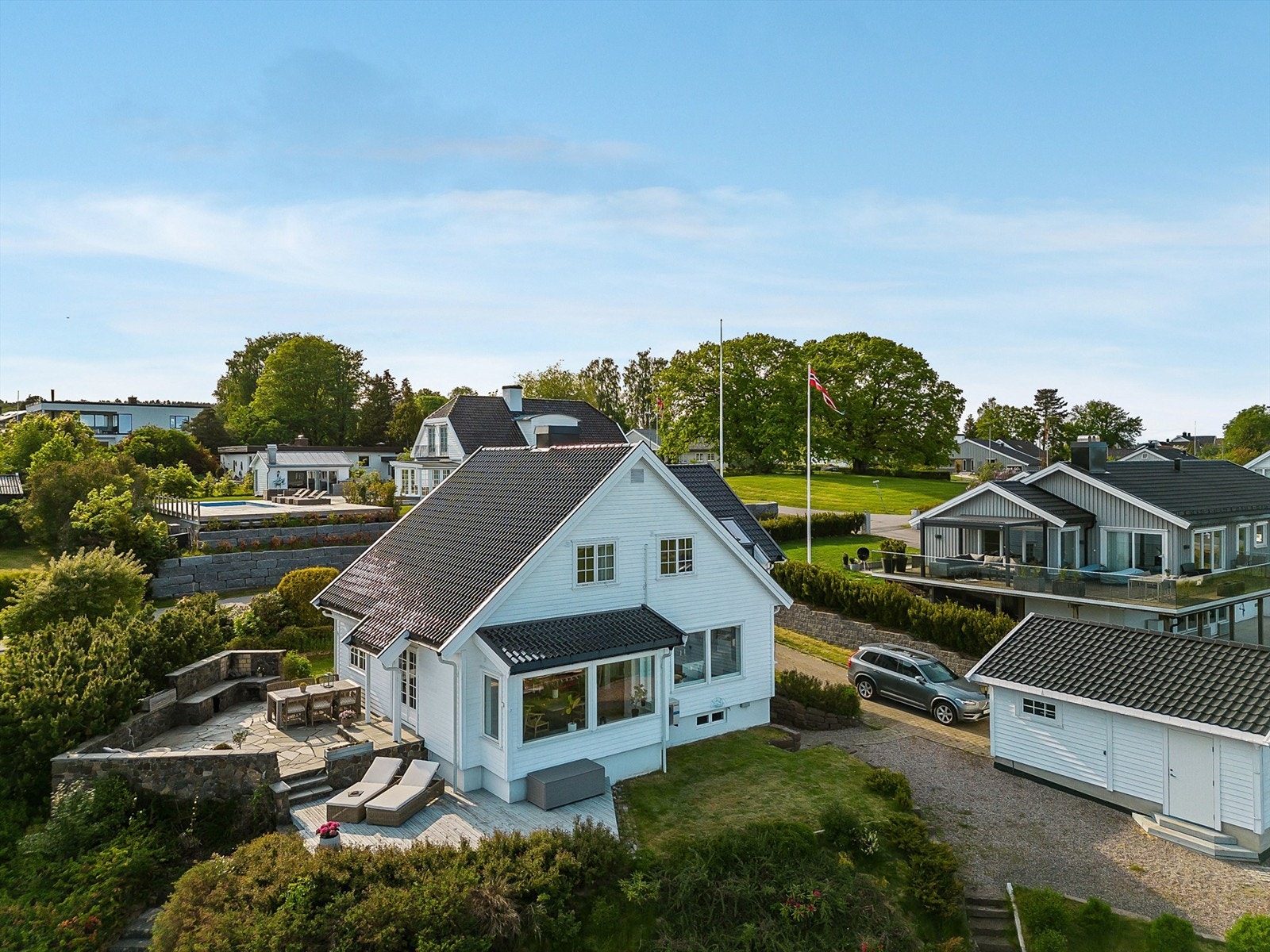 Eneboligen fremstår tiltalende og klassisk med pene og tidløse farge- og materialvalg - ute og inne er stedet preget av at husets eiere har sørget for å passe på den familievennlige boligen Galleribilde