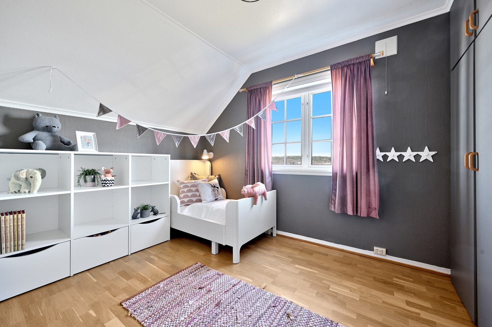 Soverom med skapplass Galleribilde