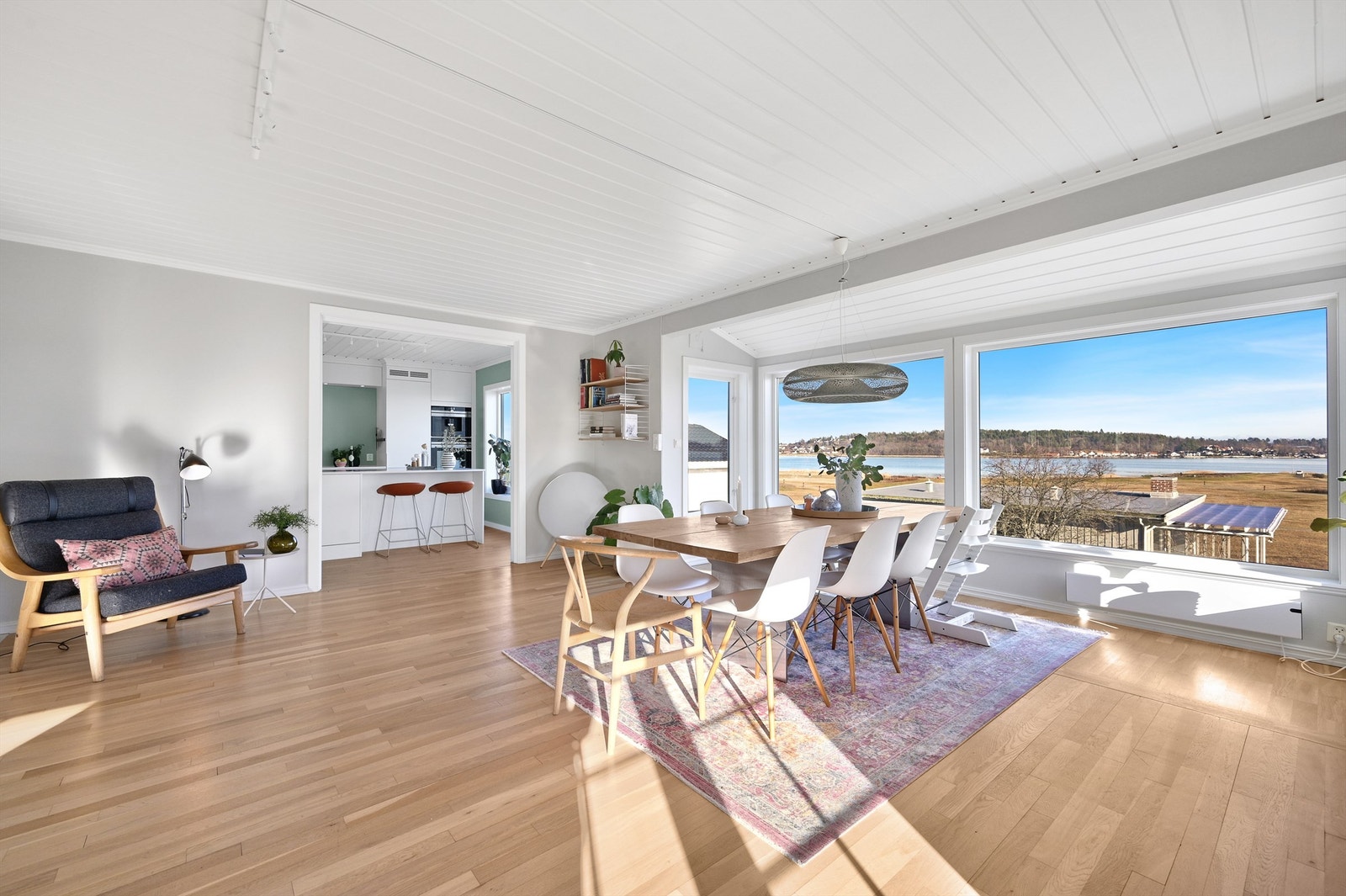 Fra kjøkkenet og spisestuen kan du nyte utsikten mot innseilingen til Tønsberg Galleribilde