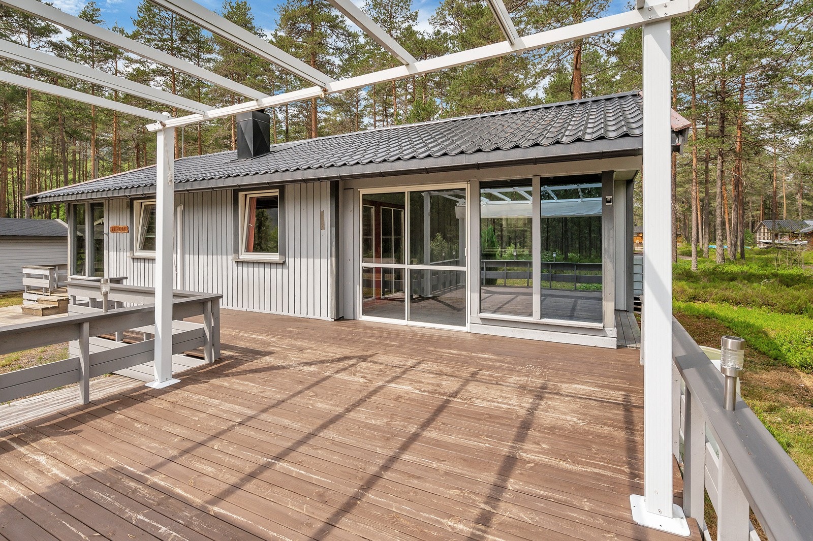 På terassen har man mulighet for å nyte dagene under pergolaen Galleribilde
