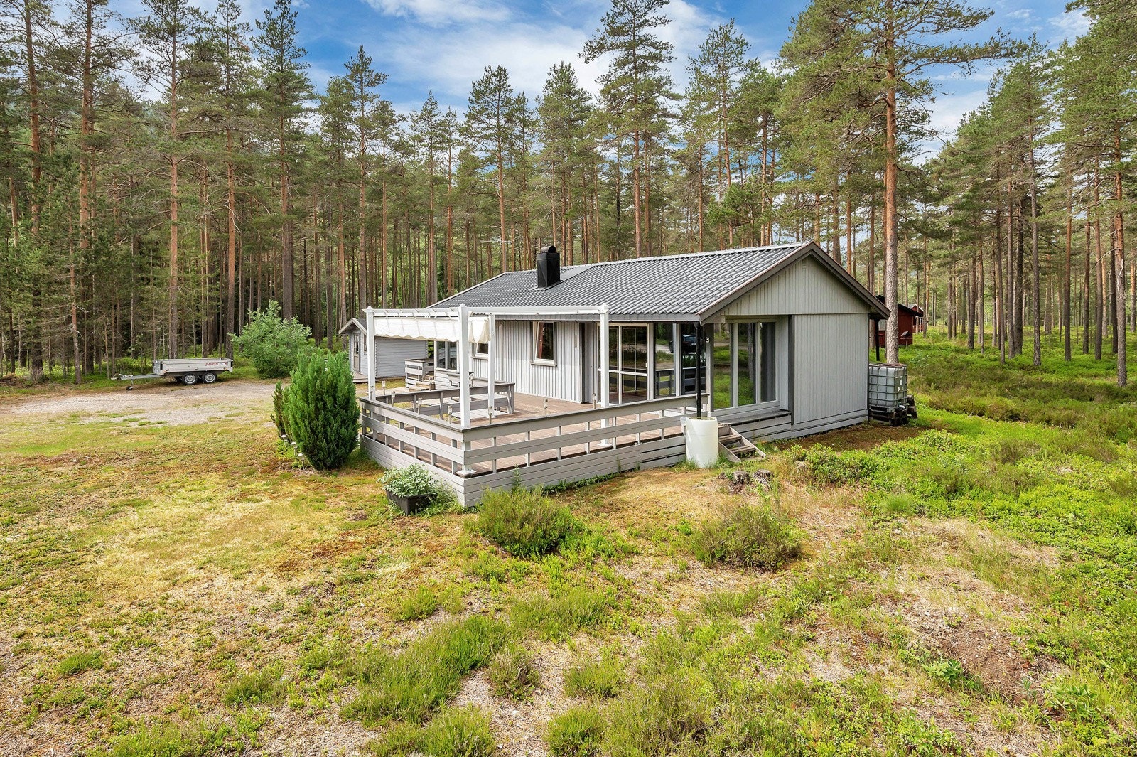 Sjarmerende hytte med god plass til parkering på tomt Galleribilde