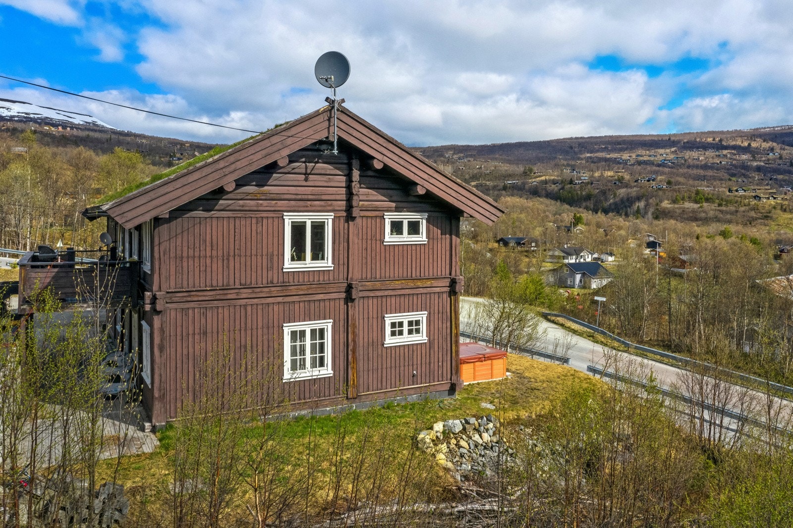 Kort avstand med gang/ sykkelsti til barne- og ungdomsskole, barnehage, kulturskole, NTG, idrettsplass, lysløype, kino, butikker, legesenter, arbeidsplasser m.m. Galleribilde