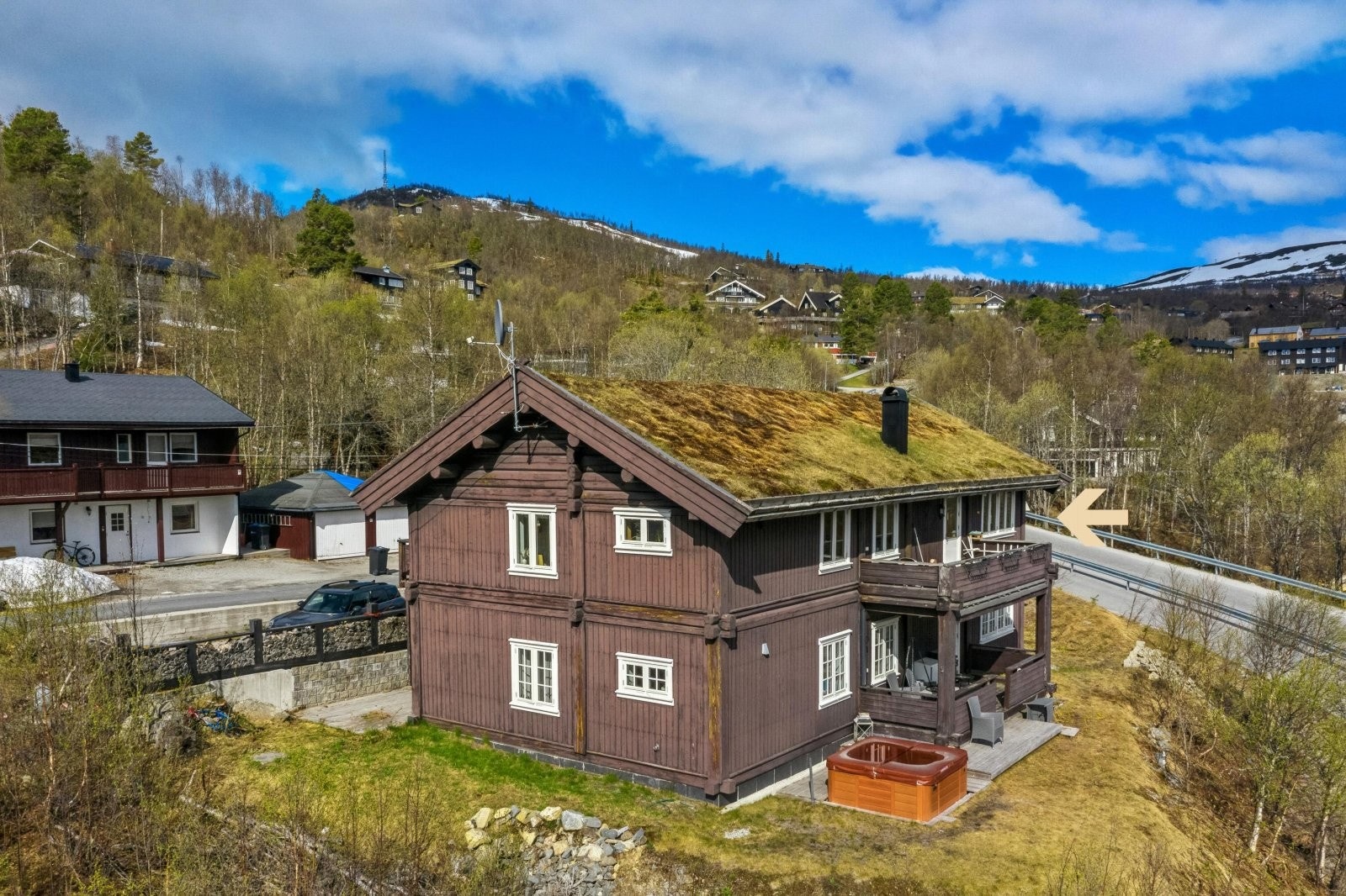 Flott halvpart av horisontaldelt tomannsbolig, den aktuelle leiligheten er beliggende i 2 etasje og byr på fantastisk utsikt og gode solforhold. Galleribilde