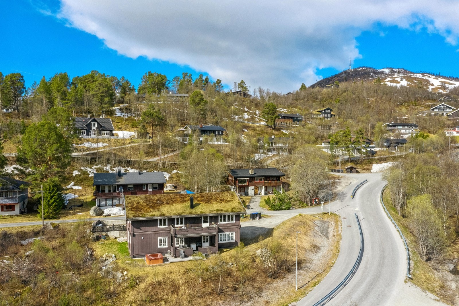 Det er ca. 1,5 km til Geilo sentrum, her finner man "alt" man skulle trenge. Galleribilde