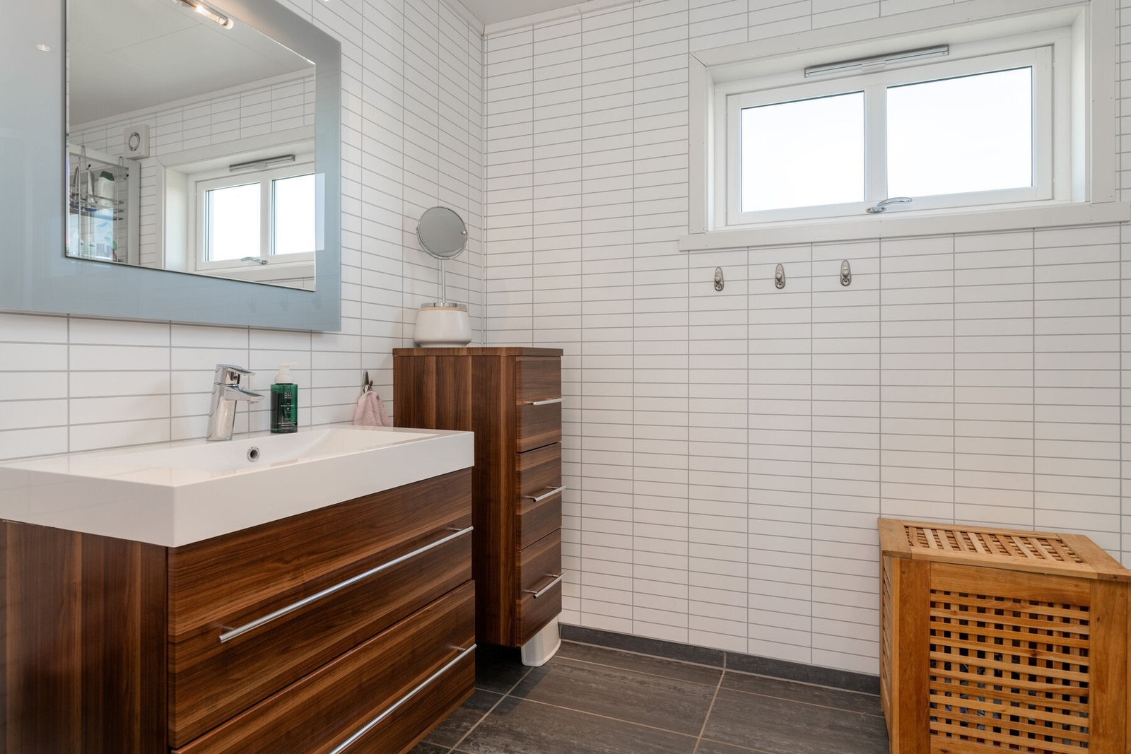 Badet har flislagt gulv med varme Galleribilde