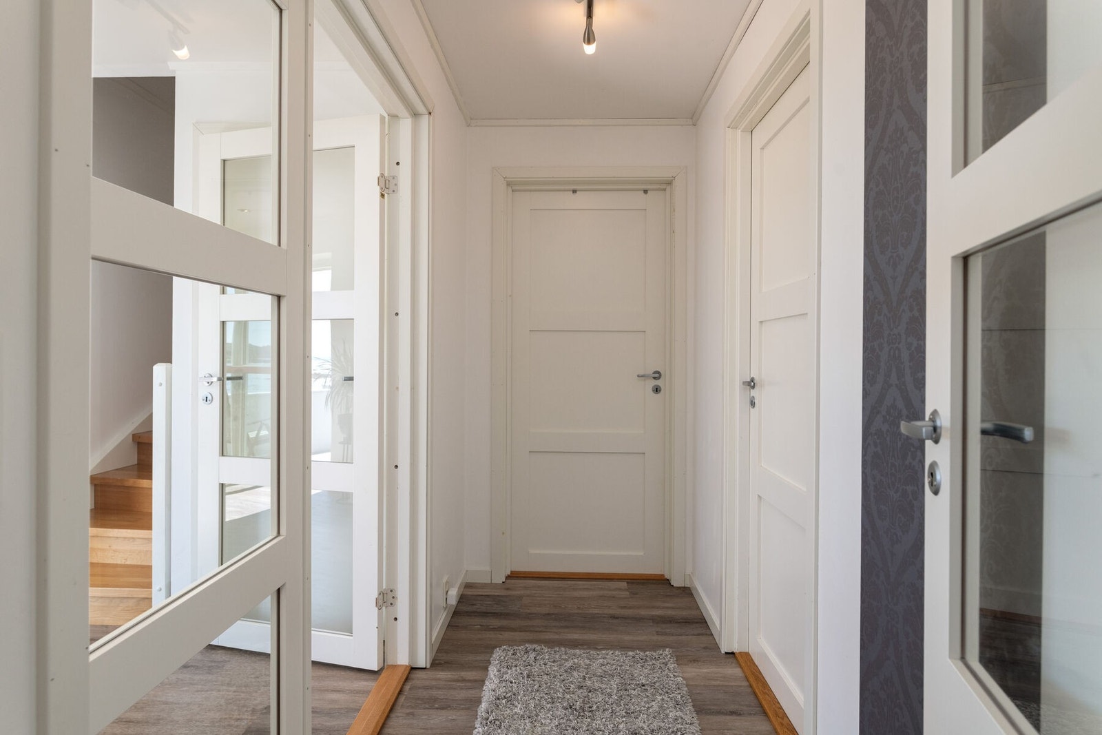 Entré med adkomst til stue, soverom og bad Galleribilde