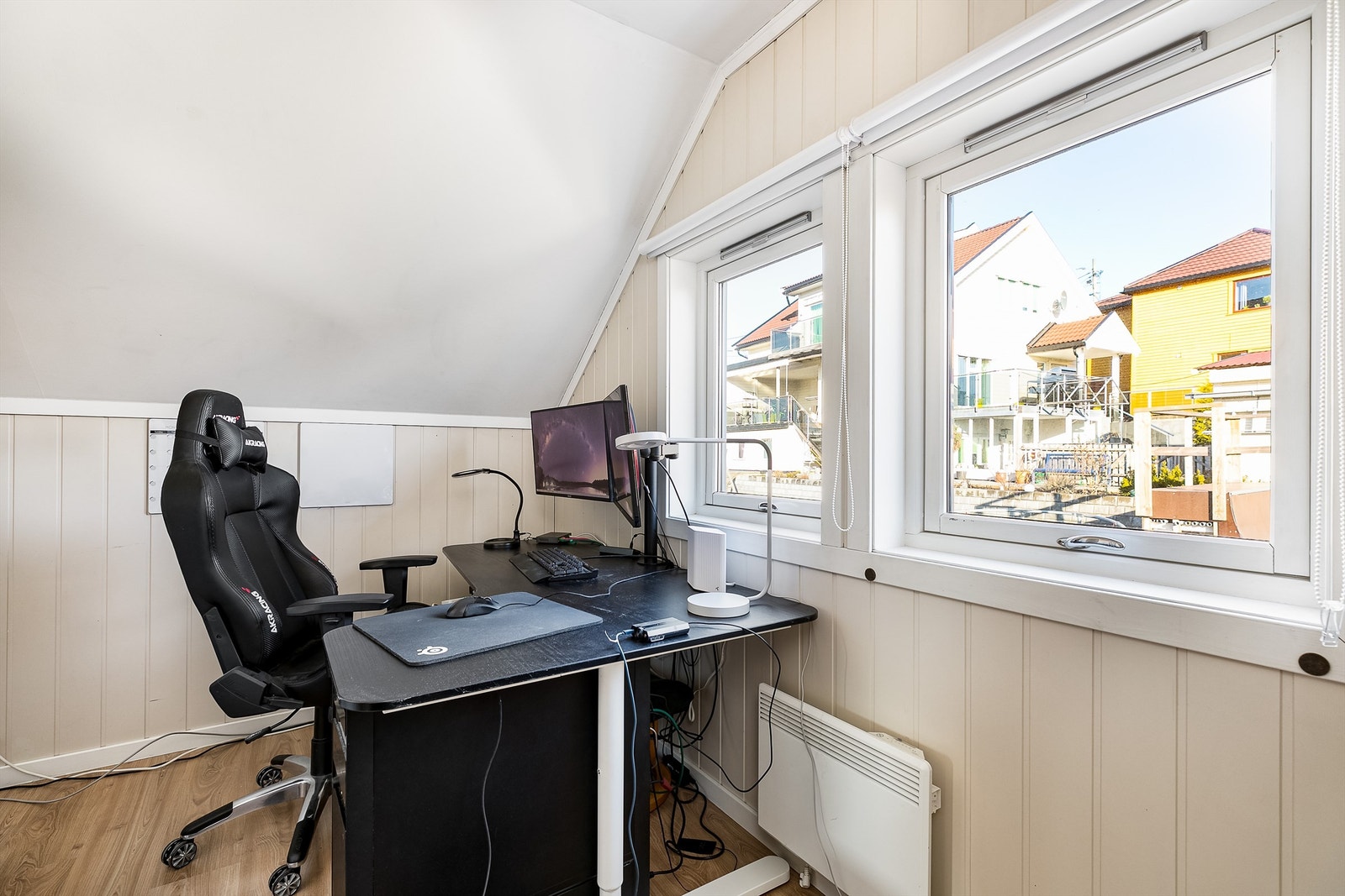 Dette rommet benyttes i dag som kontor, men er også et velfungerende barnerom med over 9 kvm. gulvflate. Galleribilde