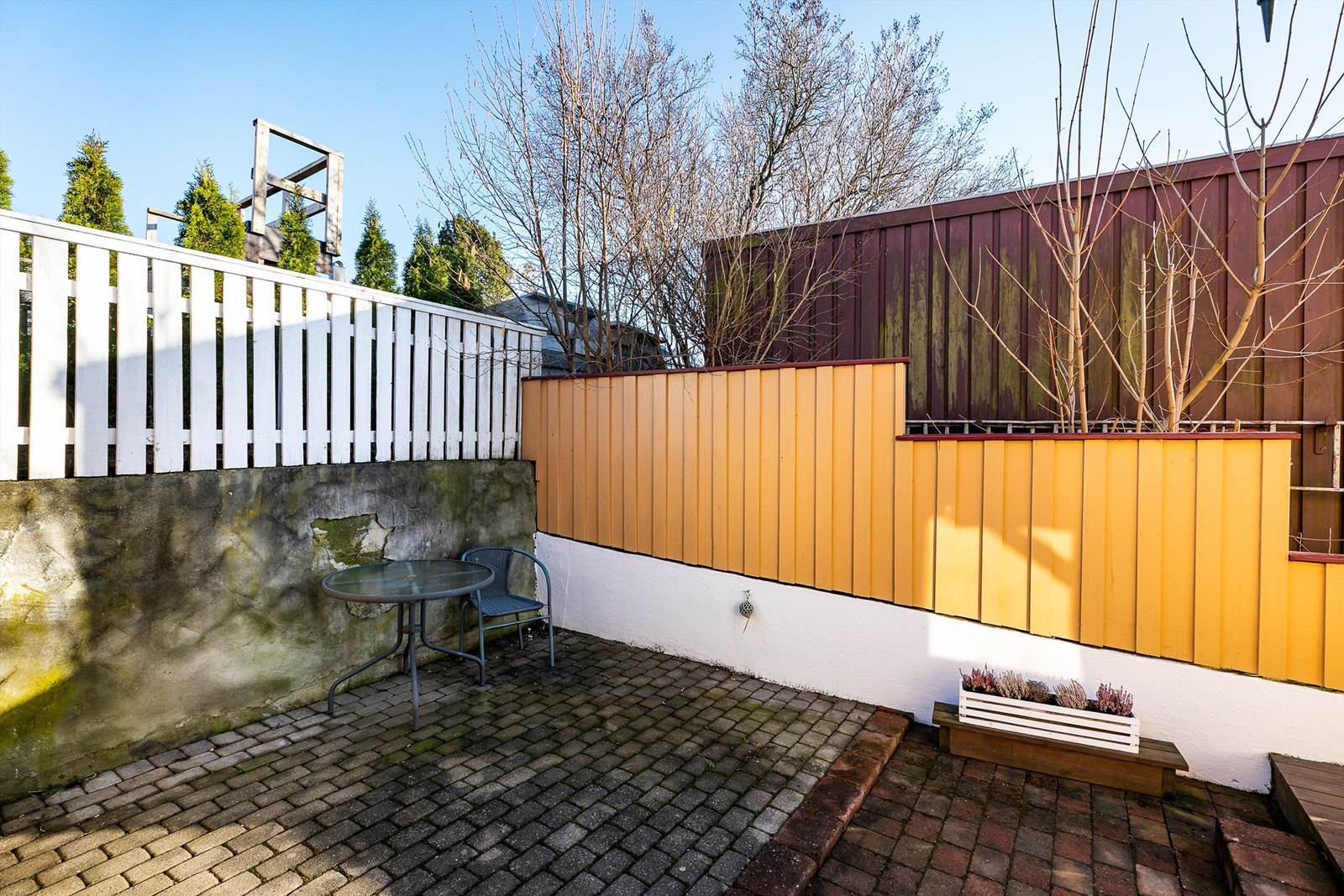 Utearealene rundt boligen er i praksis uten direkte innsyn. Galleribilde