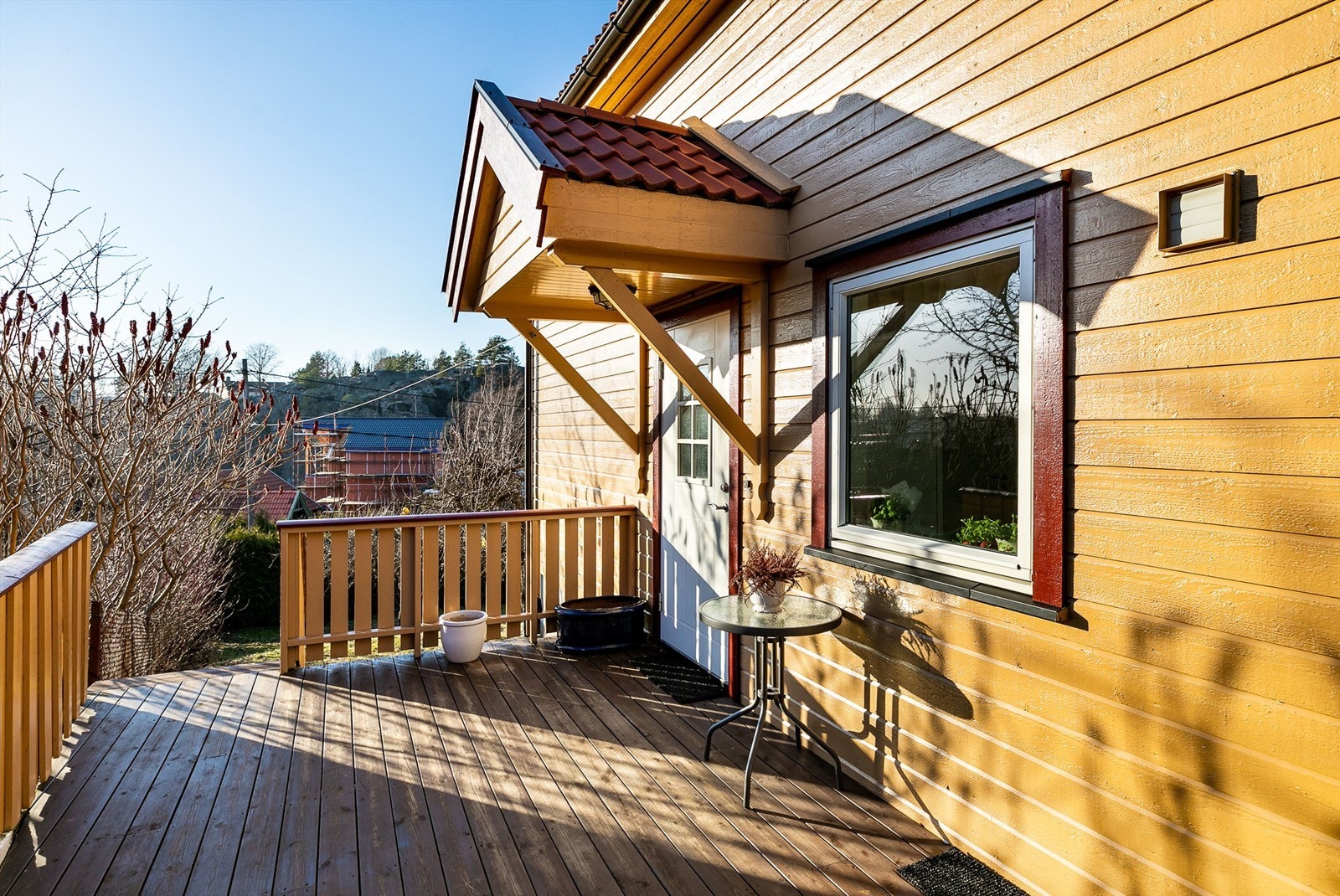 Terrassen er orientert mot syd og har gode solforhold dagen gjennom. Galleribilde