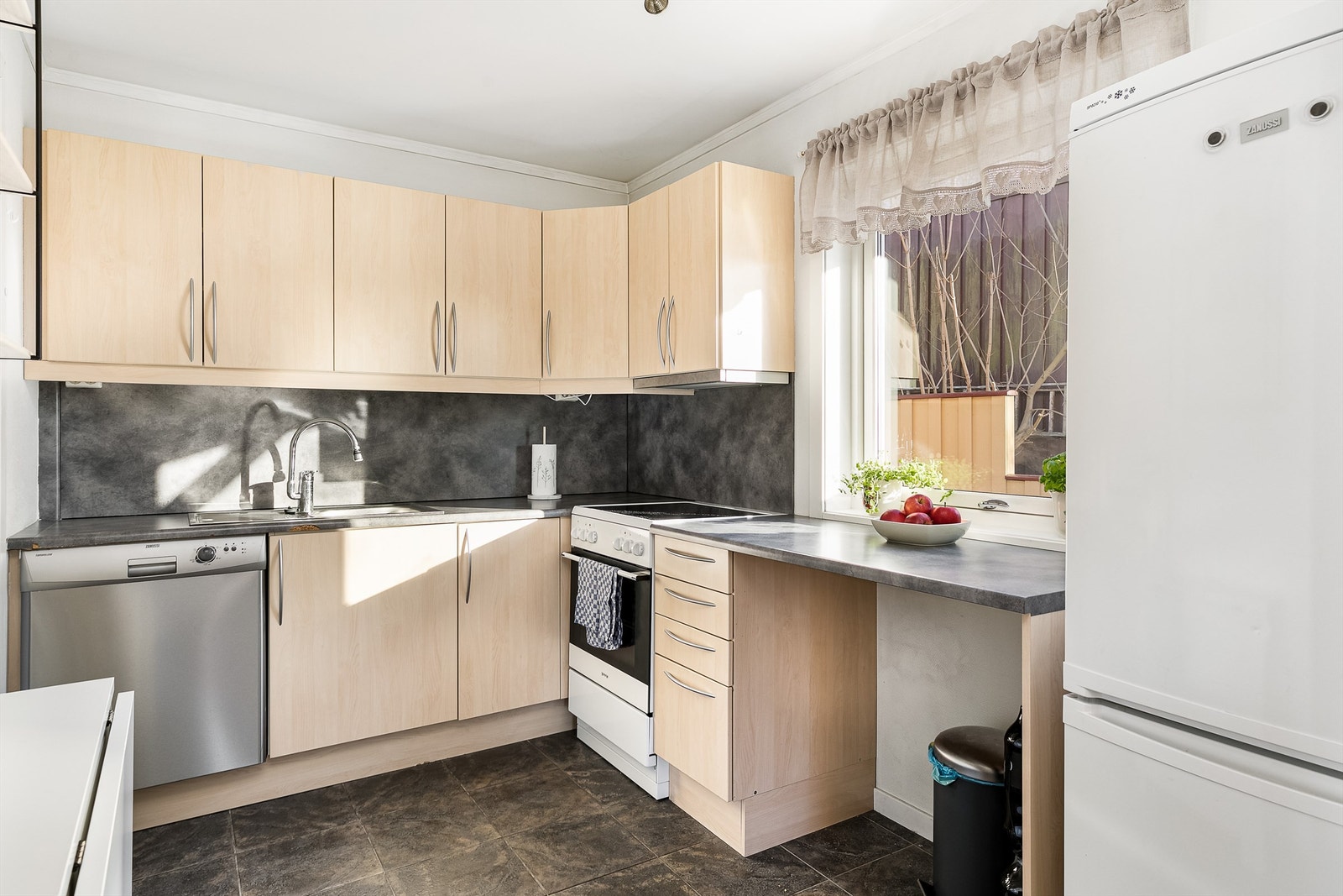 Hvitevarer på kjøkken medfølger. Galleribilde