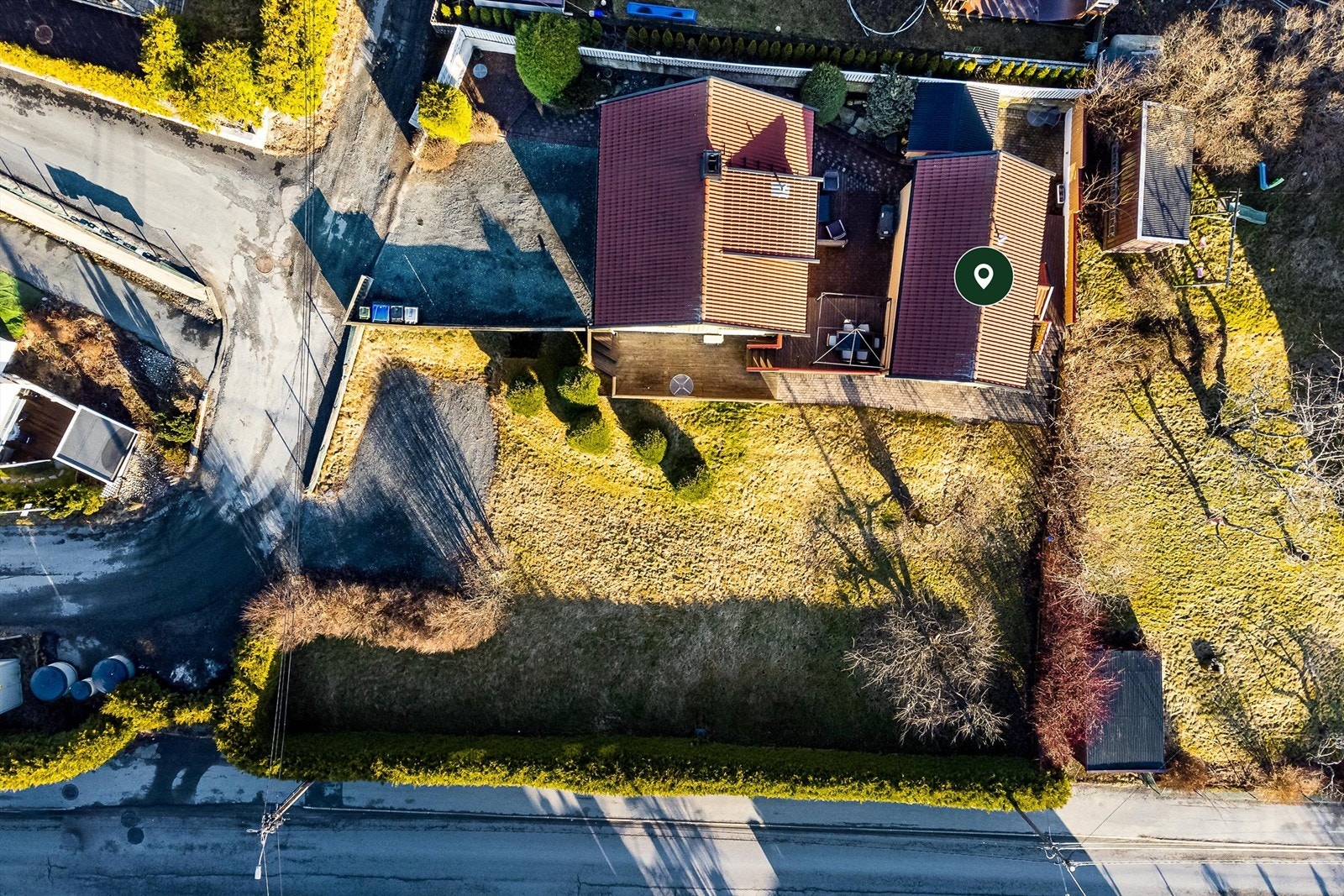 Nummer 10 er boligen til høyre i bildet. Tomten er på over 1 mål og felles for sameiet, solfylt og med masse boltreplass. Galleribilde