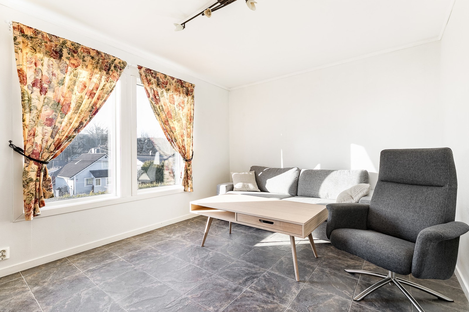 Boligen ble oppført i 2008 med en arealeffektiv romløsning der stuen og kjøkkenet er åpent forbundet i første etasje. Galleribilde