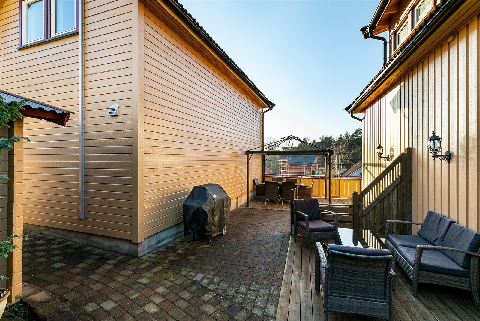 Arealene mellom boligene er utnyttet til platting og terrasse. Galleribilde